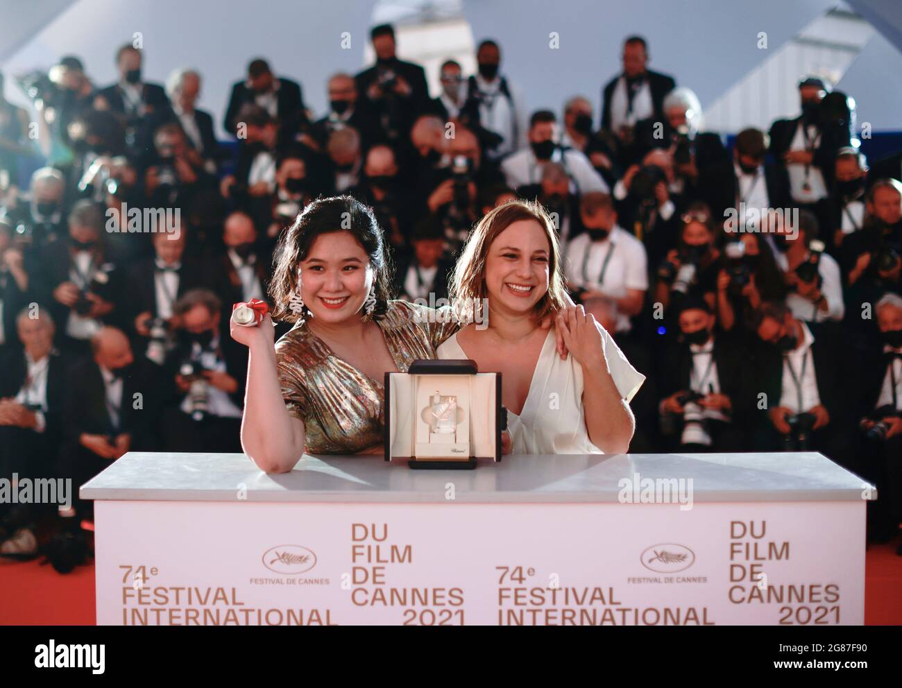 Le 74e Festival de Cannes - Photocall après la cérémonie de clôture - Cannes, France, 17 juillet 2021. Tang Yi, petit film Palme d'Or lauréat du film "All the Crows in the World", pose avec Lasmin Tenucci . REUTERS/Sarah Meyssonnier Banque D'Images
