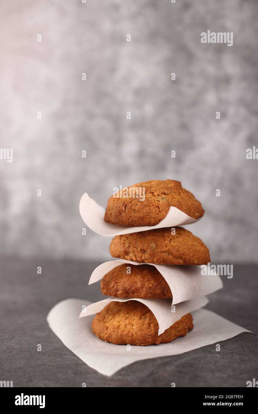 concept du petit déjeuner - un tas de biscuits aux flocons d'avoine isolés sur fond gris. L'image contient de l'espace de copie Banque D'Images