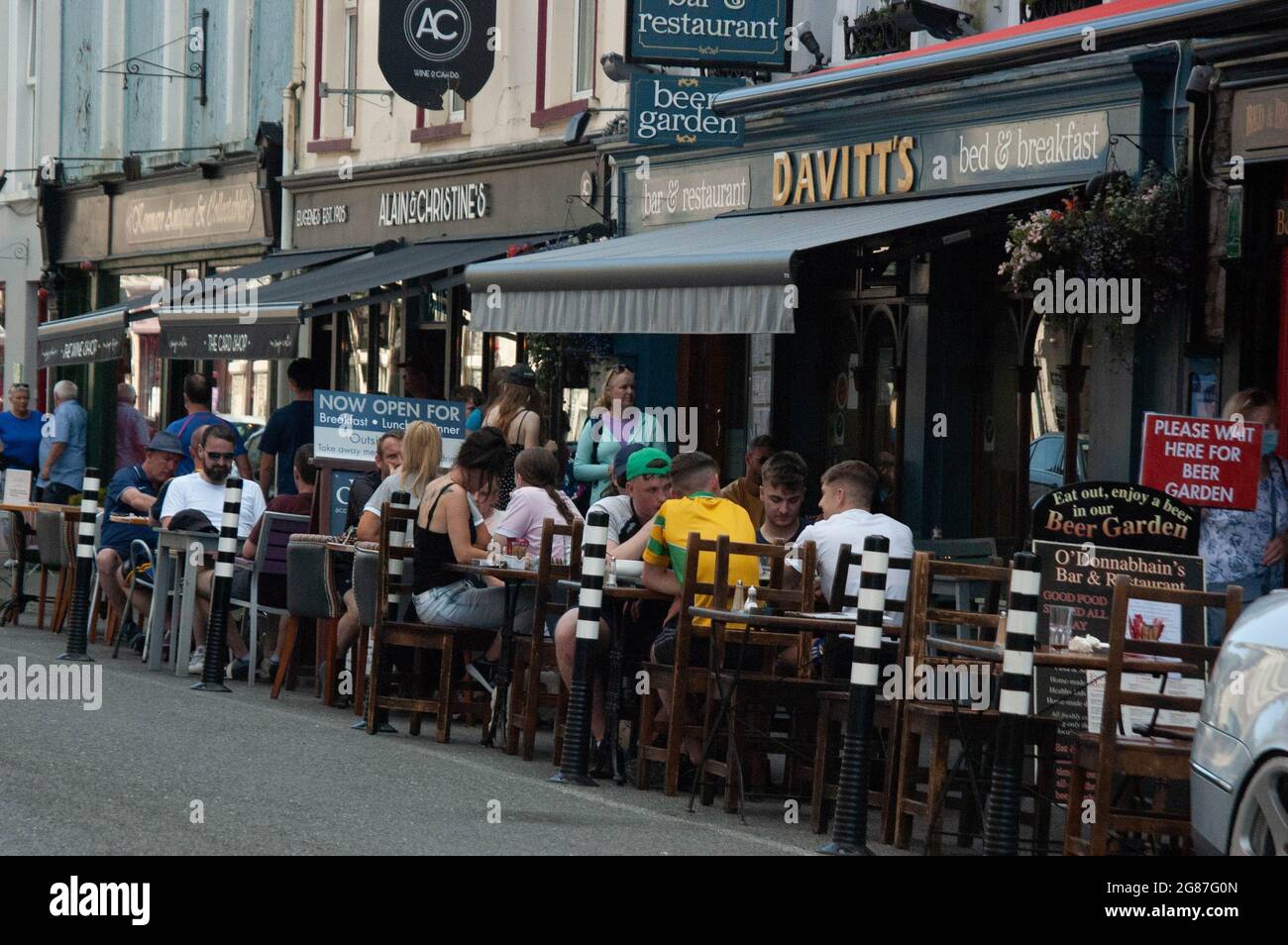 Kenmare Co. Kerry, Irlande, samedi 17 juillet 2021; les conditions météorologiques ont amené les gens dans leurs criques avec des Temptatures dans certaines parties du pays, y compris Kenmare, frappant plus de 30 degrés Celcius. Davitt's Bar and Restriunt qui apprécie les échanges commerciaux tordus mais rappelle aux clients de s'assurer de leur distanciation sociale et de s'en réjouir à toutes les directives qui lui sont rejouées. Credit ; ED/Alay Live News Banque D'Images