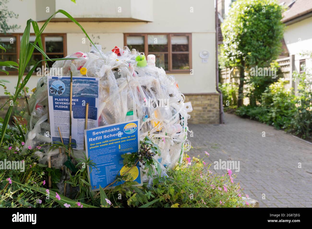 Chasse en plastique par spawn zone par l'artiste Sally Eldears, gardenteur avant Kent Banque D'Images