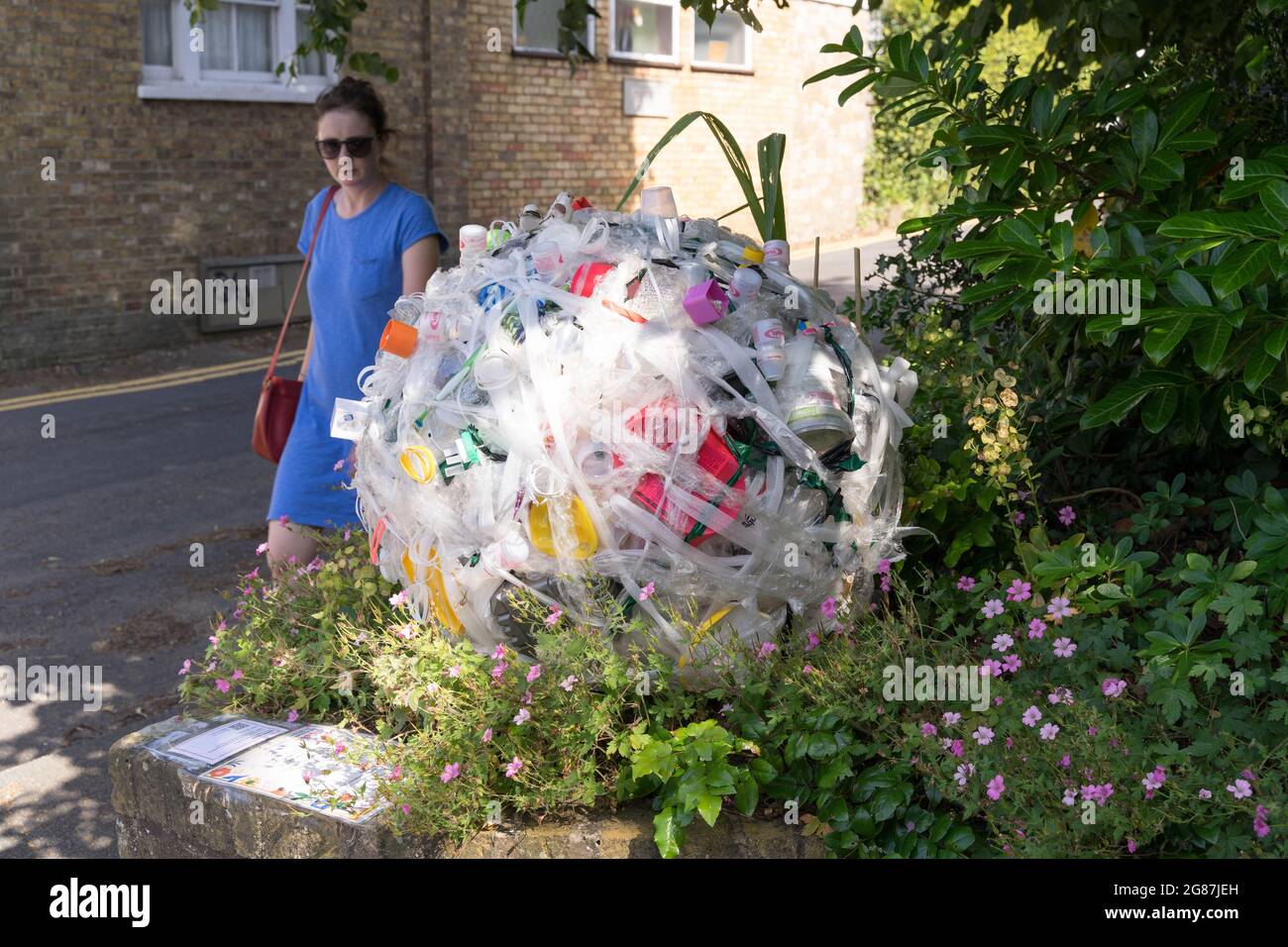 Chasse en plastique par spawn zone par l'artiste Sally Eldears, gardenteur avant Kent Banque D'Images