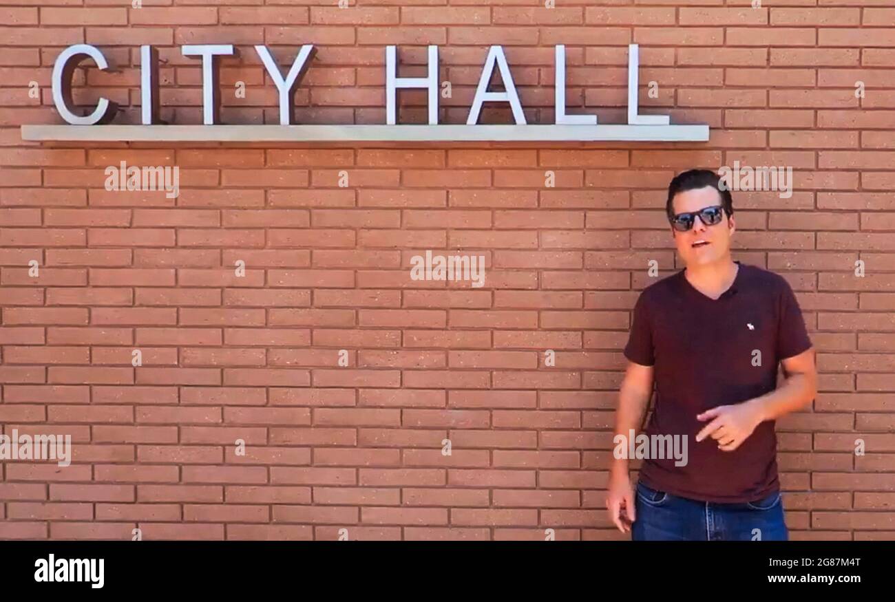 Riverside, Californie, États-Unis. 17 juillet 2021. Après s'être vu refuser l'autorisation d'organiser un rallye « America First » dans trois villes du sud de la Californie, Laguna Hills, Riverside et Anaheim, Le représentant MATT GAETZ (R-FL) invite ses suiveurs Twitter à l'hôtel de ville de Riverside pour un ''discours libre. Protestation pacifique contre le communisme'' avec lui et le représentant Marjorie Taylor Greene (R-GA)(Credit image: © Twitter/Matt Gaetz/ZUMA Press Wire) Banque D'Images