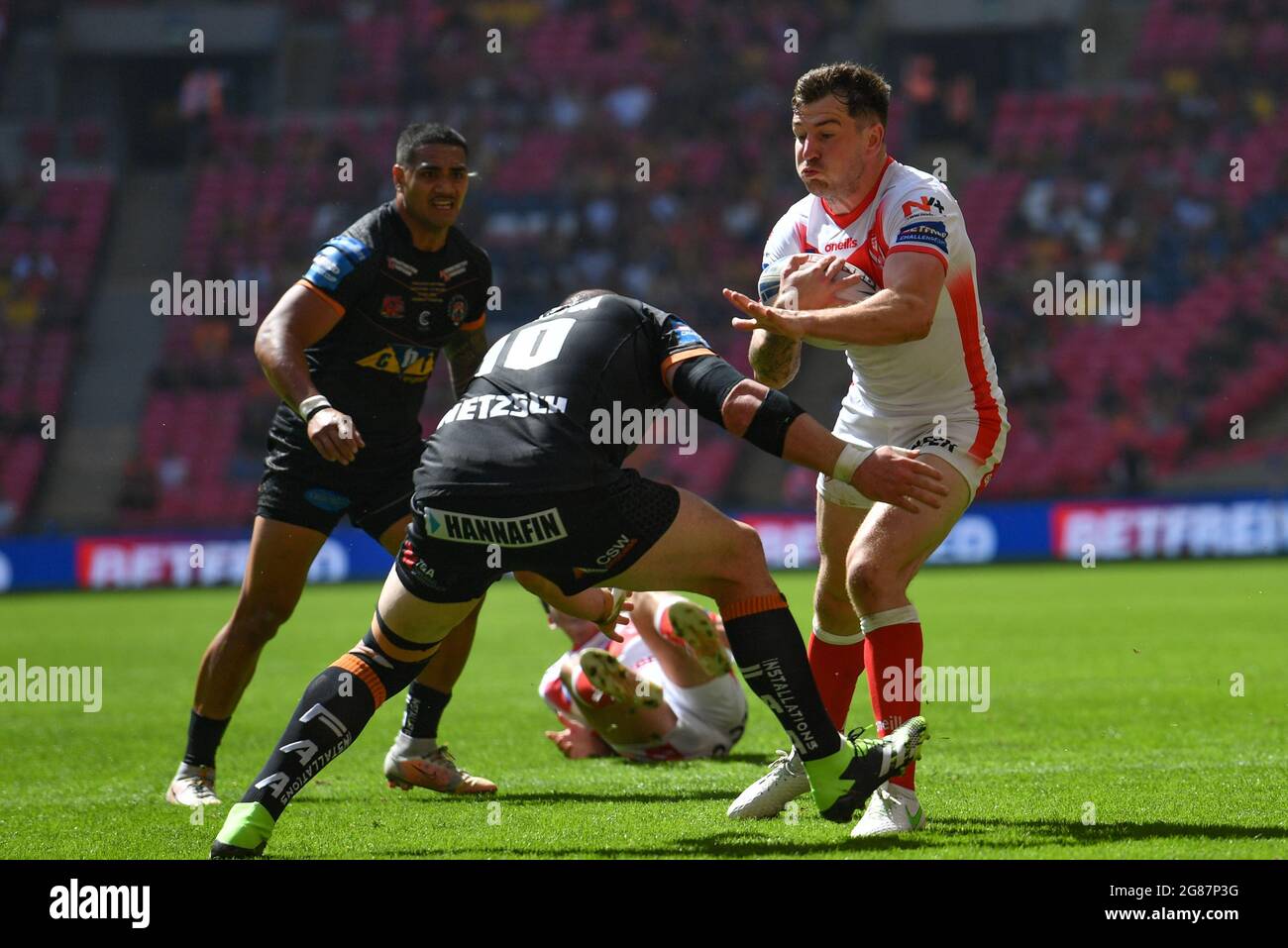 Londres, Royaume-Uni. 17 juillet 2021. Mark Percival (4) de St Helens est attaqué par Grant Millington (10) de Castleford Tigers à Londres, Royaume-Uni, le 7/17/2021. (Photo de Richard long/ RL Photography/News Images/Sipa USA) crédit: SIPA USA/Alay Live News Banque D'Images