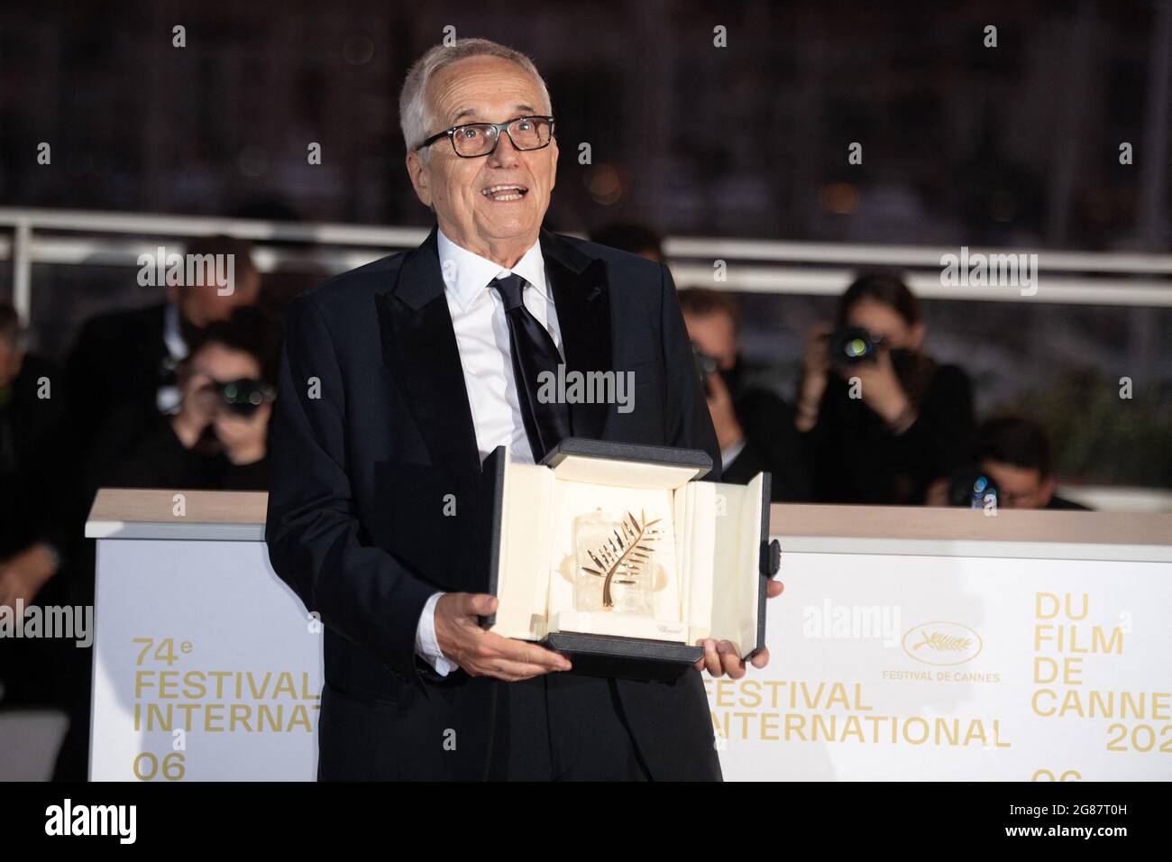 Marco Bellocchio pose avec le Prix honorifique lors du 74e Festival annuel du film de Cannes le 17 juillet 2021 à Cannes, France. Photo de David Niviere/ABACAPRESS.COM Banque D'Images