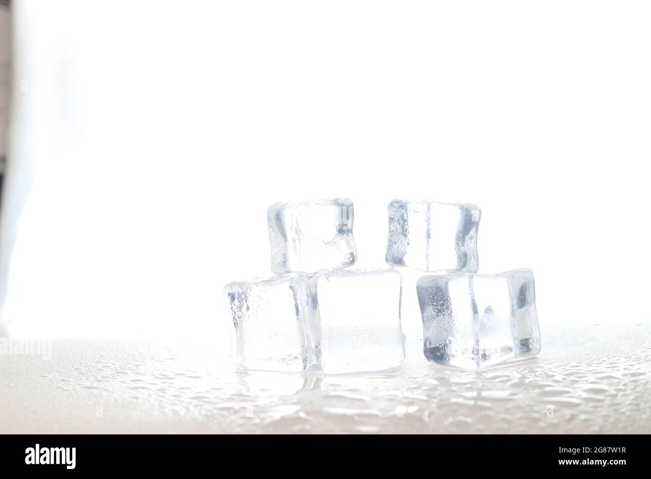 5 cube de glace artificiel ou factice humide sur fond blanc Banque D'Images