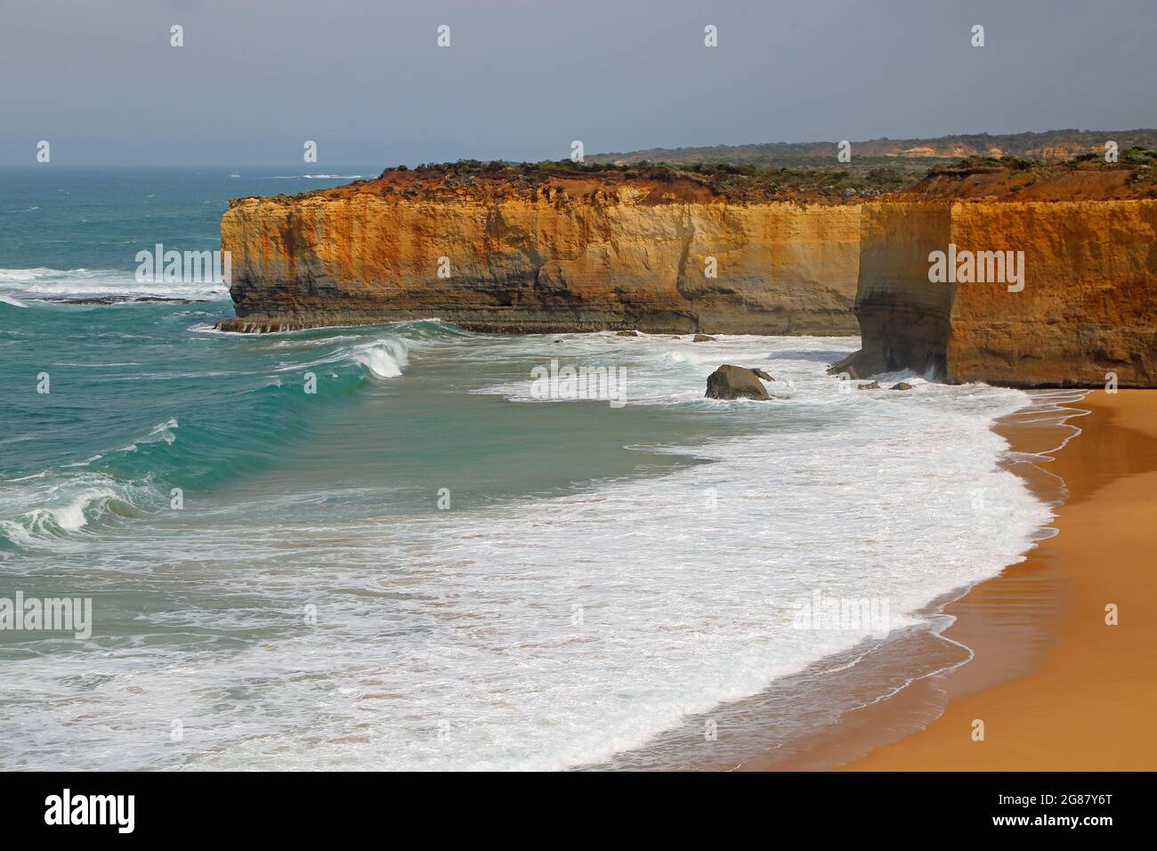 La falaise et la plage - Victoria, Australie Banque D'Images