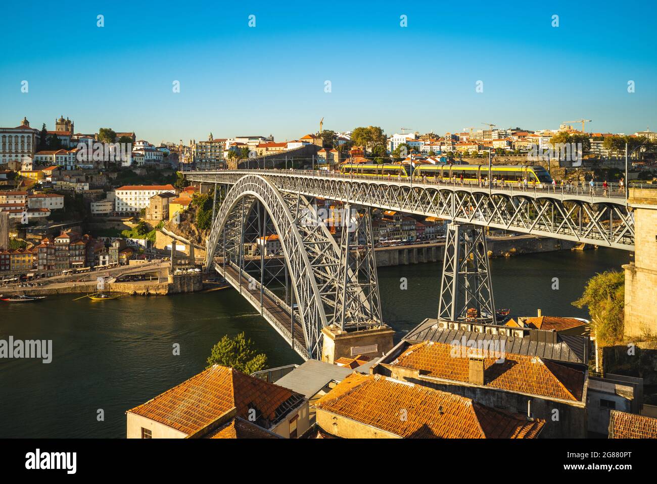 Pont Dom Luiz sur le fleuve douro à porto au portugal au crépuscule Banque D'Images