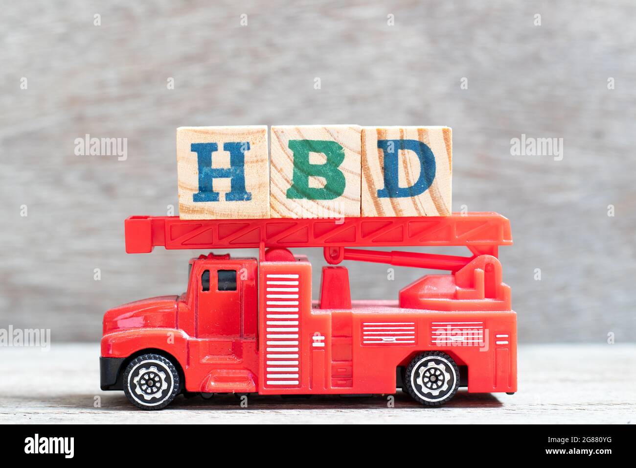Camion D Incendie Rouge Tenir Le Bloc De Lettres Dans Le Mot Hbd Abreviation De Joyeux Anniversaire Sur Fond De Bois Photo Stock Alamy Camion D Incendie Rouge Tenir Le Bloc De Lettres Dans Le Mot Hbd Abreviation De Joyeux Anniversaire Sur Fond De Bois Photo Stock Alamy