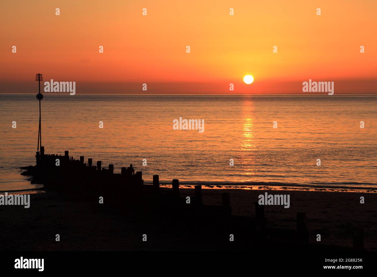 Coucher de soleil, le Lash, groynes de plage, de Hunstanton, Norfolk, Angleterre, Royaume-Uni Banque D'Images