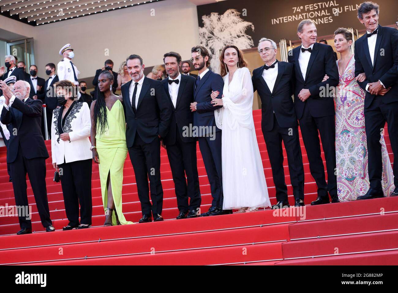 Cannes, France. 17 juillet 2021. CANNES - JUILLET 17: Fatou n'Diaye, Jean Dujardin, Nicolas Bedos, Pierre Niney et Natacha Lindinger arrivent à la CÉRÉMONIE DE CLOTURE et la première de ' OSS 117 : ALERTE ROUGE en AFRIQUE NOIRE ' lors du 74e Festival de Cannes le 17 juillet 2021 au Palais des Festivals de Cannes, France. (Photo de Lyvans Boolaky/ÙPtertainment/Sipa USA) crédit: SIPA USA/Alay Live News Banque D'Images