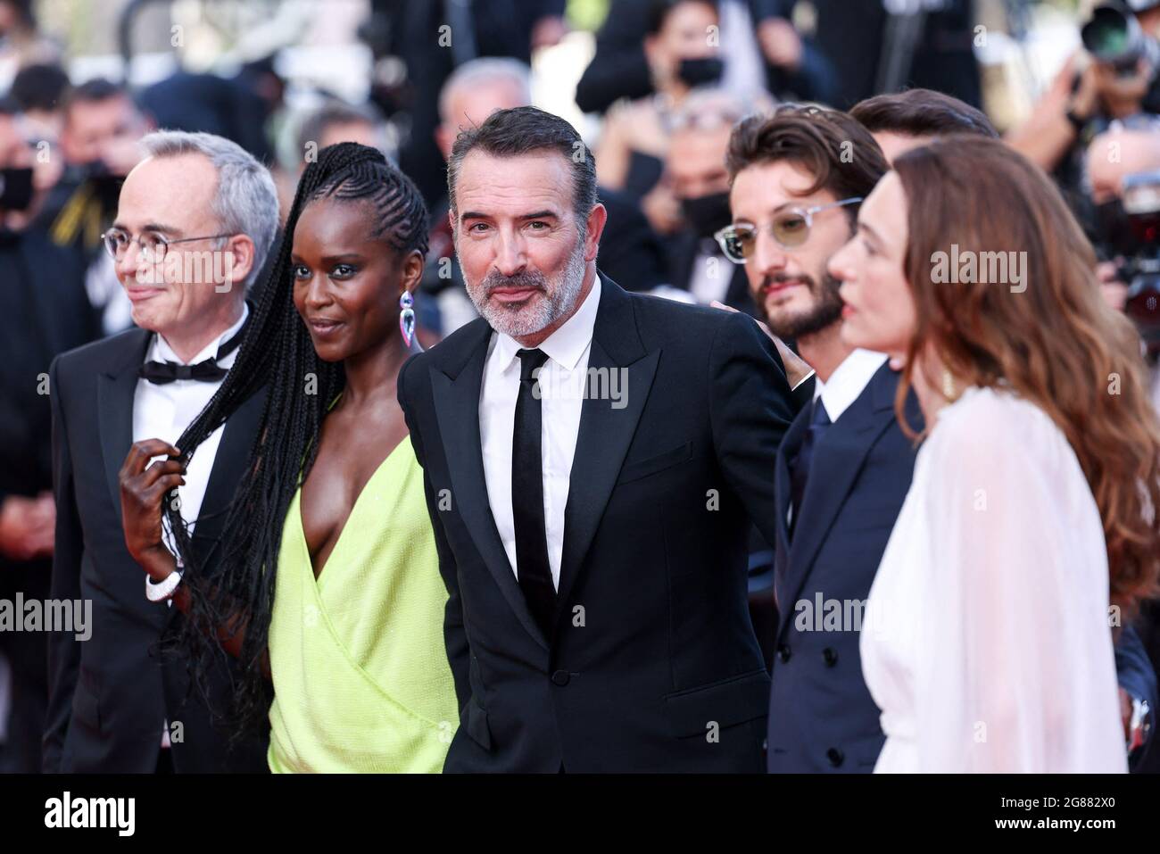 Cannes, France. 17 juillet 2021. CANNES - JUILLET 17: Fatou n'Diaye, Jean Dujardin, Nicolas Bedos, Pierre Niney et Natacha Lindinger arrivent à la CÉRÉMONIE DE CLOTURE et la première de ' OSS 117 : ALERTE ROUGE en AFRIQUE NOIRE ' lors du 74e Festival de Cannes le 17 juillet 2021 au Palais des Festivals de Cannes, France. (Photo de Lyvans Boolaky/ÙPtertainment/Sipa USA) crédit: SIPA USA/Alay Live News Banque D'Images