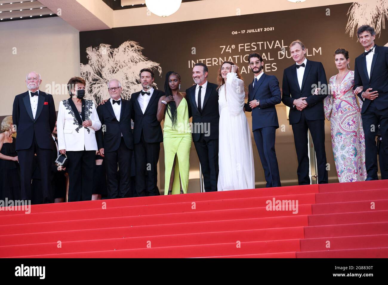 Cannes, France. 17 juillet 2021. CANNES - JUILLET 17: Fatou n'Diaye, Jean Dujardin, Nicolas Bedos, Pierre Niney et Natacha Lindinger arrivent à la CÉRÉMONIE DE CLOTURE et la première de ' OSS 117 : ALERTE ROUGE en AFRIQUE NOIRE ' lors du 74e Festival de Cannes le 17 juillet 2021 au Palais des Festivals de Cannes, France. (Photo de Lyvans Boolaky/ÙPtertainment/Sipa USA) crédit: SIPA USA/Alay Live News Banque D'Images