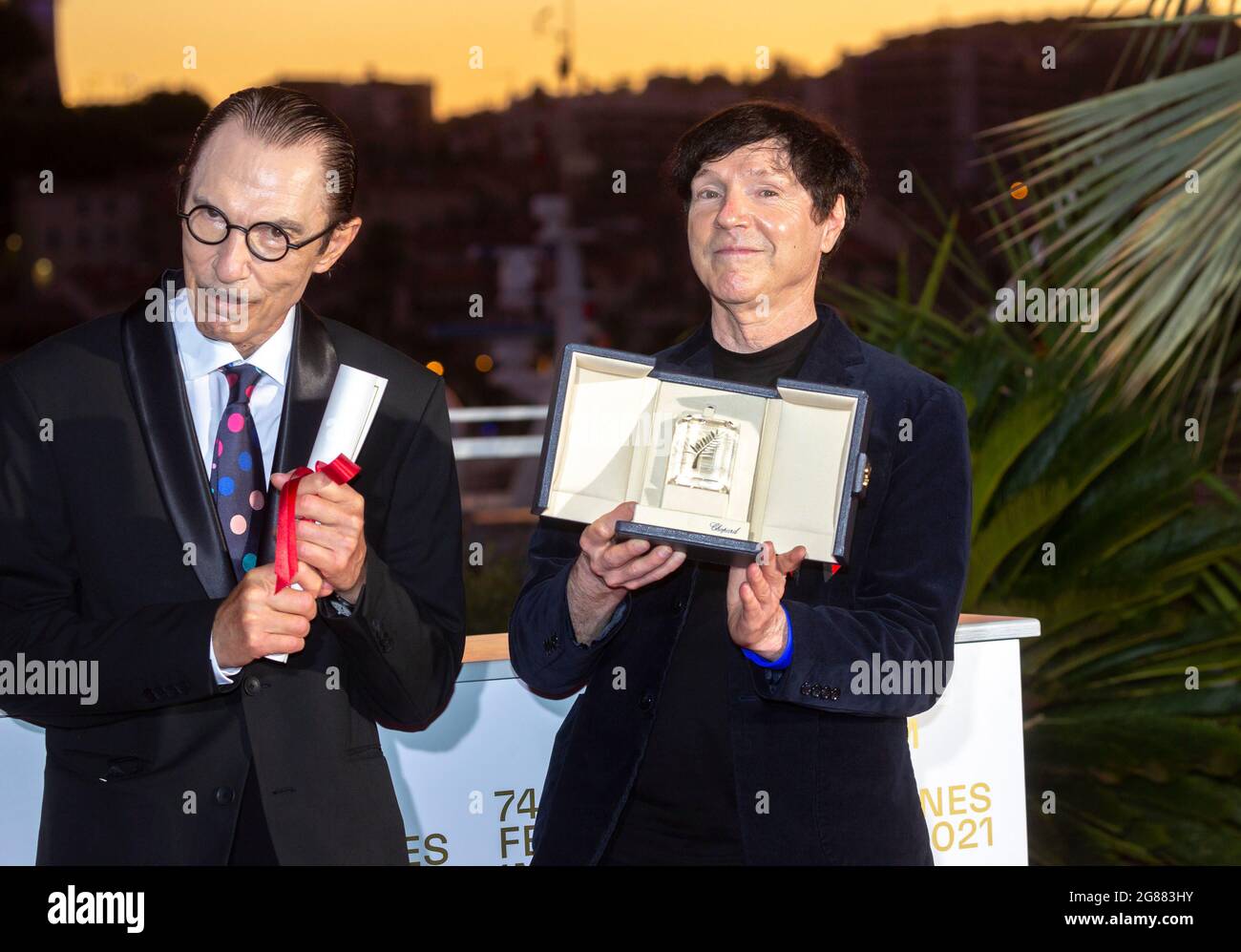 Ron Mael et Russell Mael posent au nom de Leos Carax le 74e Festival annuel du film de Cannes au Palais des Festivals de Cannes, le 17 juillet 2021. Banque D'Images