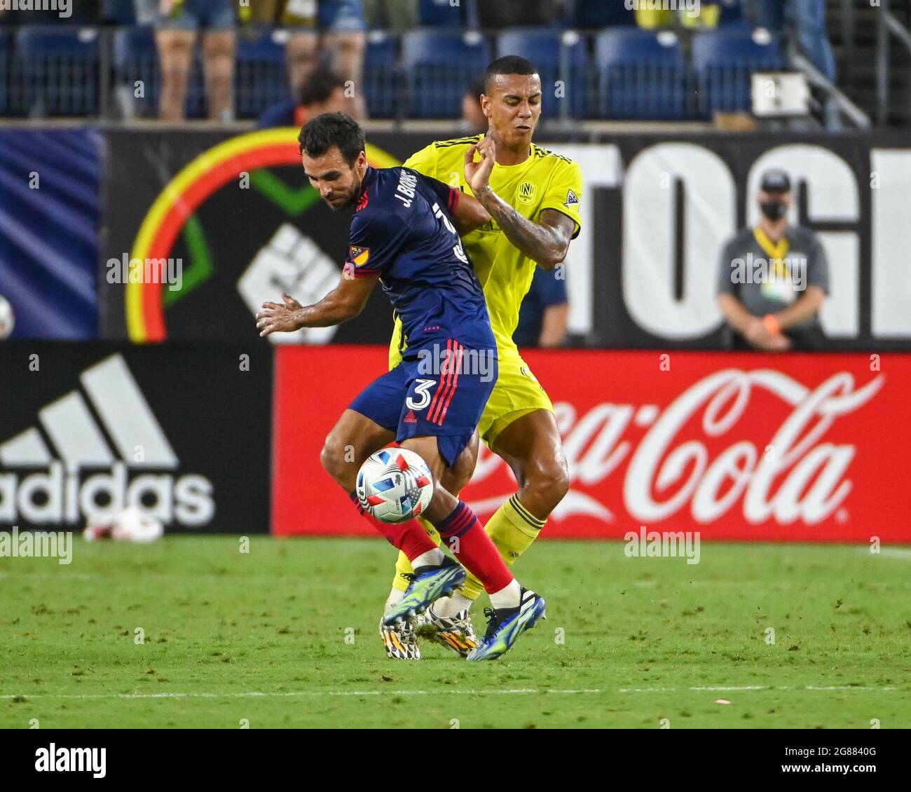 Nashville, Tennessee, États-Unis. 17 juillet 2021. L'avant de Nashville, Jhonder Cadix (99), et le défenseur de Chicago, Jonathan Bornstein (3), travaillent pour le contrôle du ballon pendant le match MLS entre le Chicago Fire et le Nashville SC au Nissan Stadium de Nashville, TN. Kevin Langley/CSM/Alamy Live News Banque D'Images