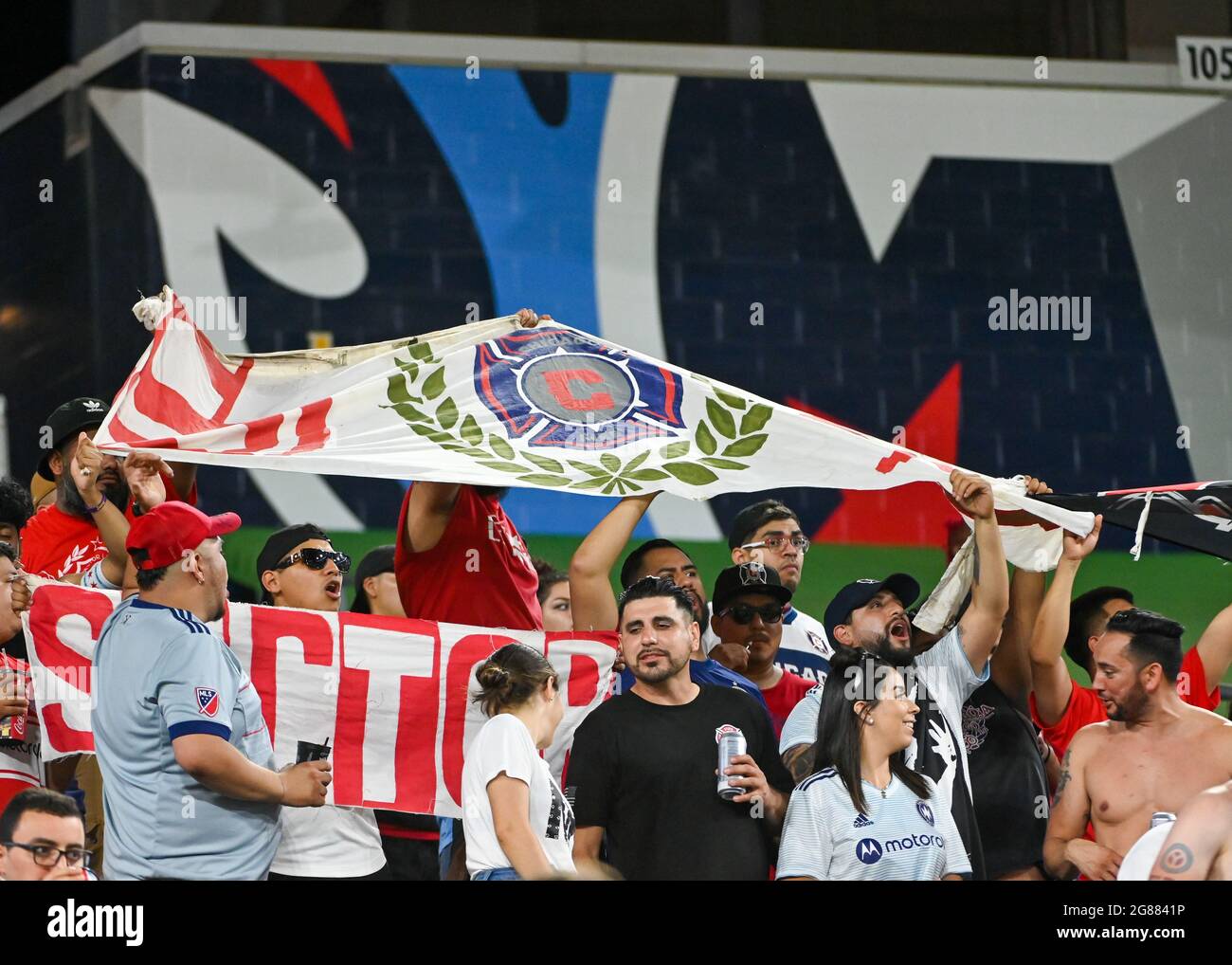 Nashville, Tennessee, États-Unis. 17 juillet 2021. Les fans de Chicago Fire brandirent un drapeau pour soutenir leur équipe lors du match MLS entre le Chicago Fire et le Nashville SC au Nissan Stadium de Nashville, TN. Kevin Langley/CSM/Alamy Live News Banque D'Images