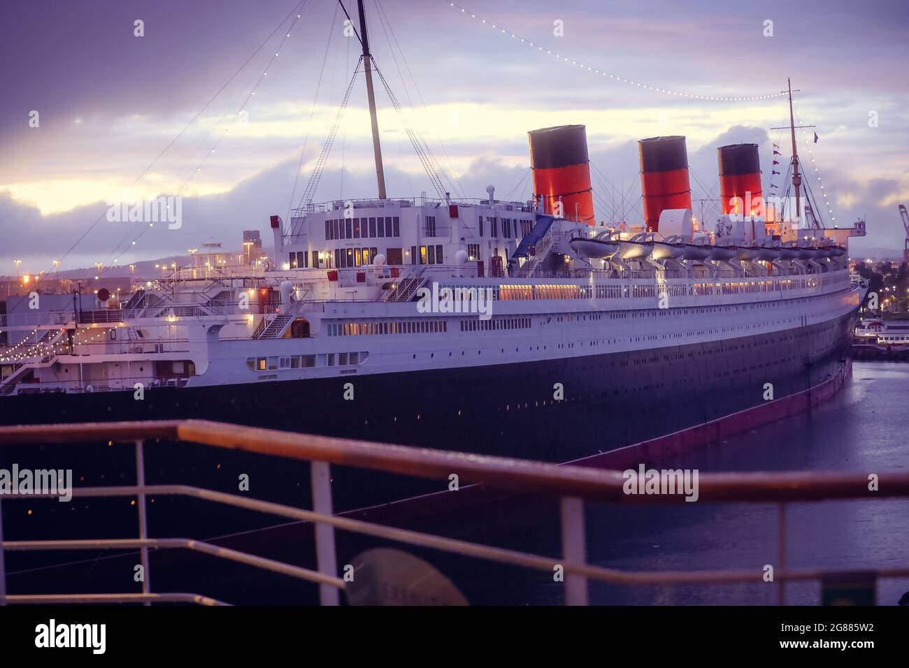 RMS Queen Mary la nuit, Long Beach, Californie Banque D'Images