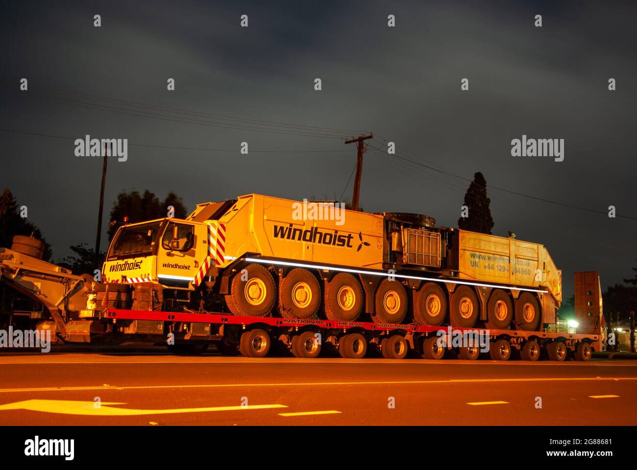 Grues destinées à Mt Emerald Windfarm. Sur les camions garés la nuit à Malanda. Banque D'Images