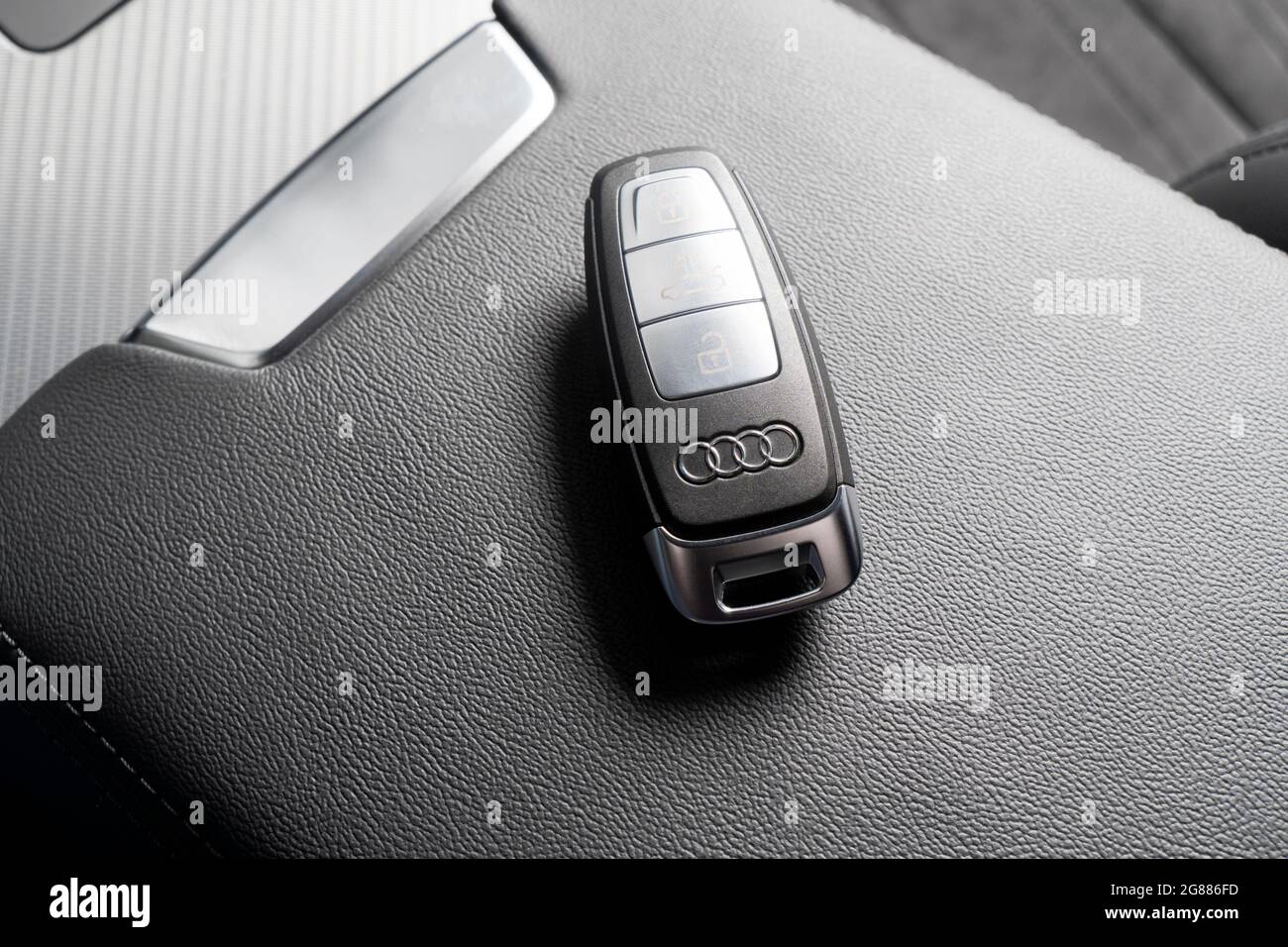 Sankt-Petersburg, Russie, 25 mars 2021: Gros plan des clés de voiture Audi A6 en cuir noir interio d'une voiture moderne. Détails de l'intérieur de l'Audi A6 S-Line. Banque D'Images