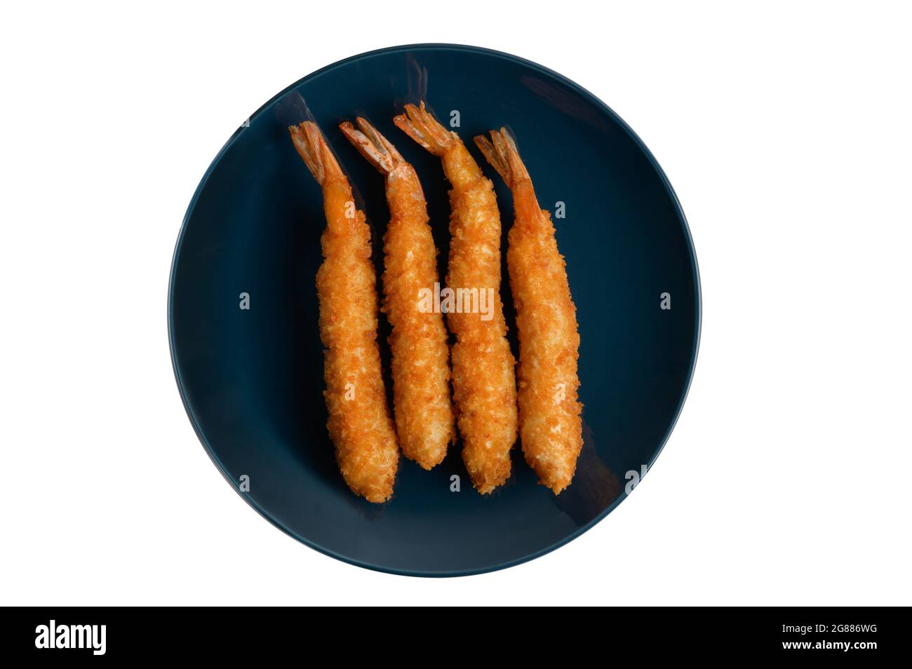 servir de quatre crevettes tempura sur un plat bleu profond sur fond blanc isolé avec espace de copie Banque D'Images