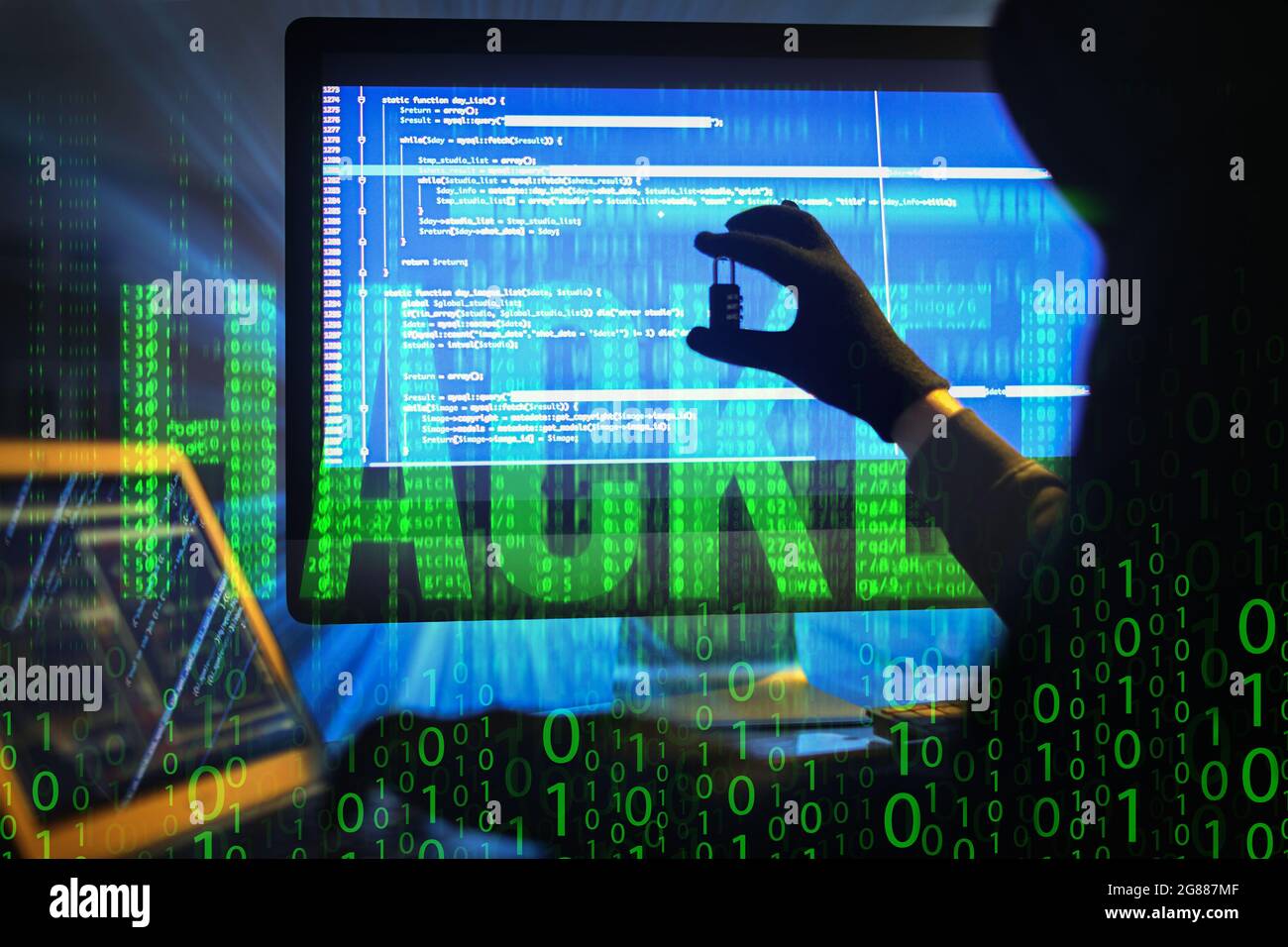 Hacker avec cadenas utilisant des ordinateurs dans la chambre Photo Stock -  Alamy