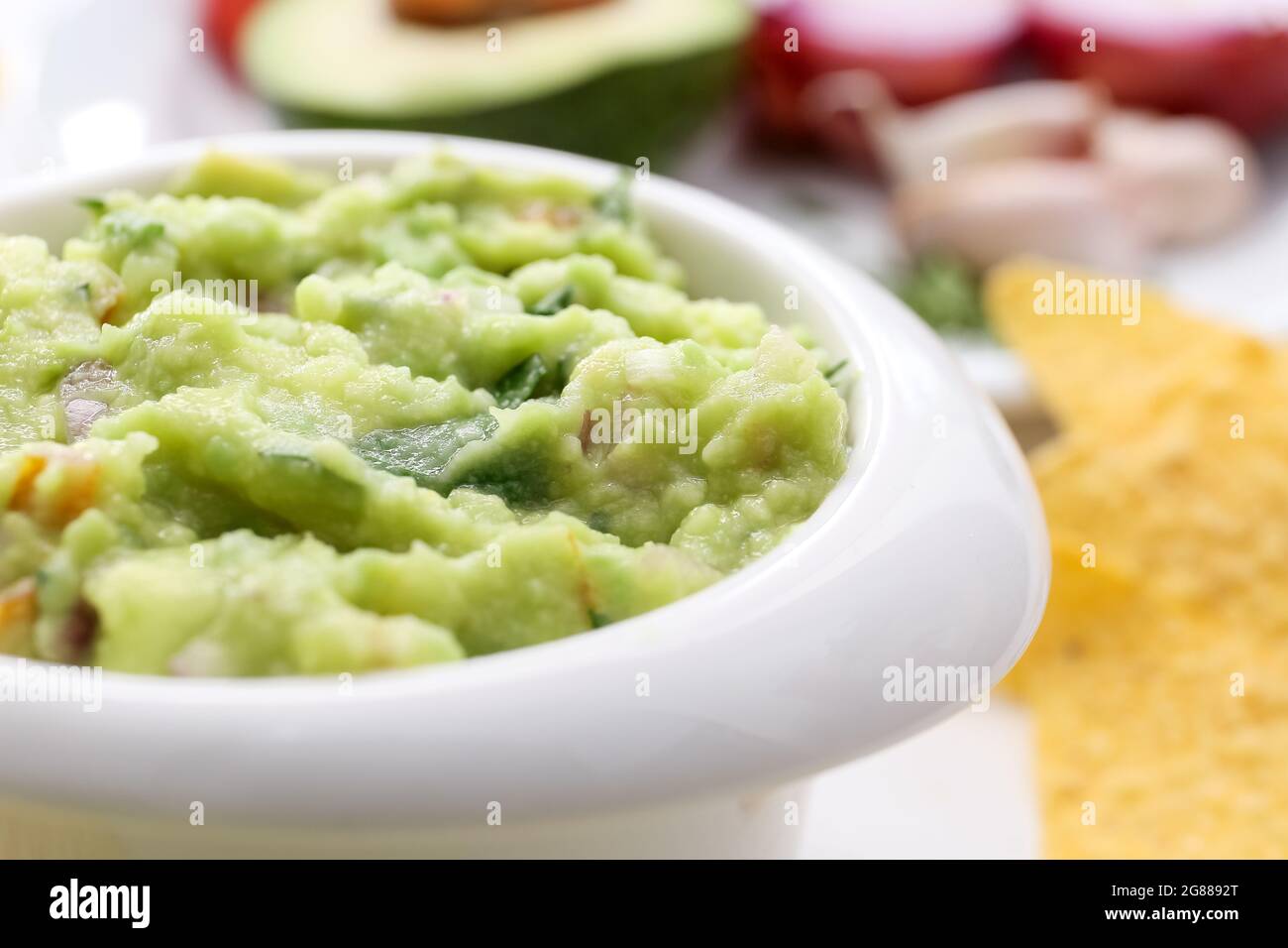 Bol avec guacamole savoureux, gros plan Banque D'Images