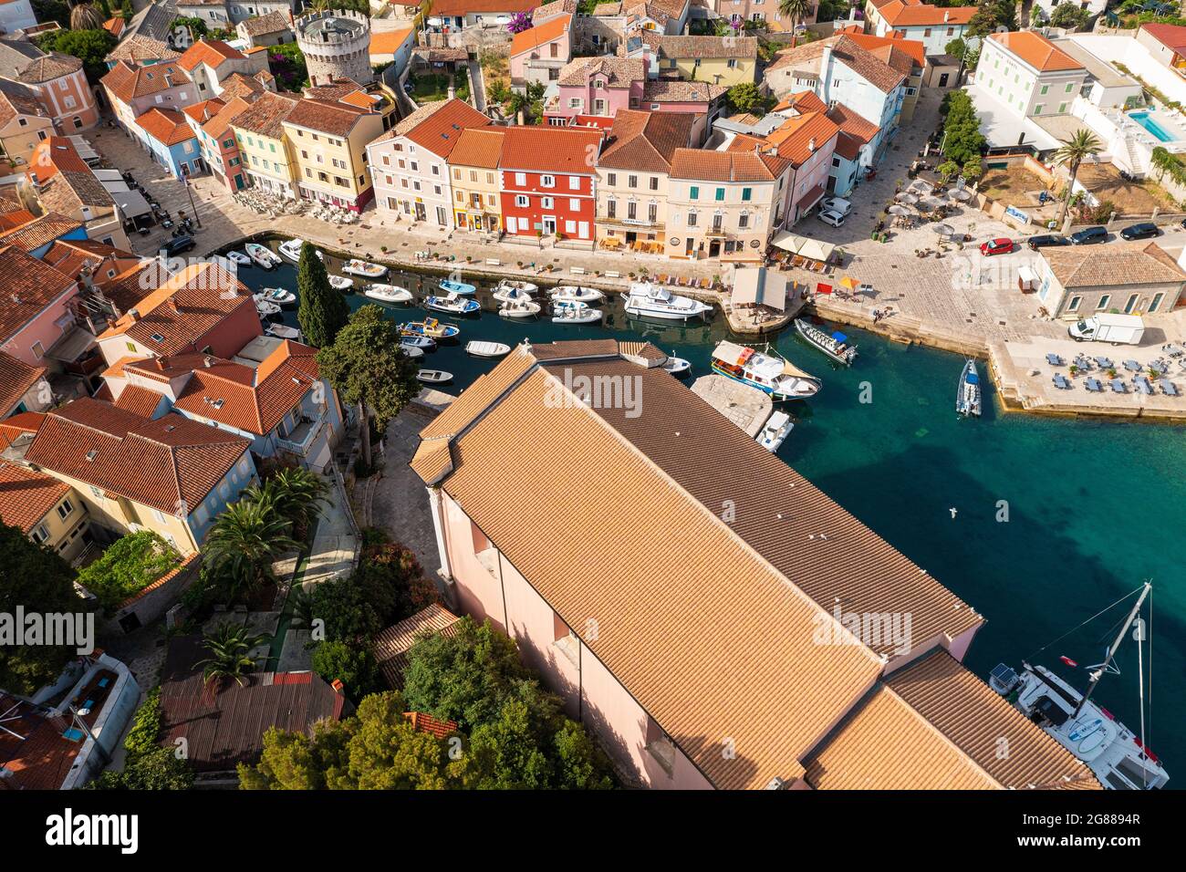 Vue aérienne de la ville de Veli Losinj sur l'île de Losinj, la mer Adriatique en Croatie Banque D'Images