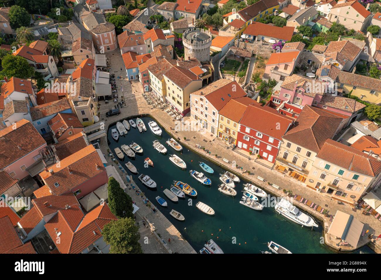 Vue aérienne de la ville de Veli Losinj sur l'île de Losinj, la mer Adriatique en Croatie Banque D'Images