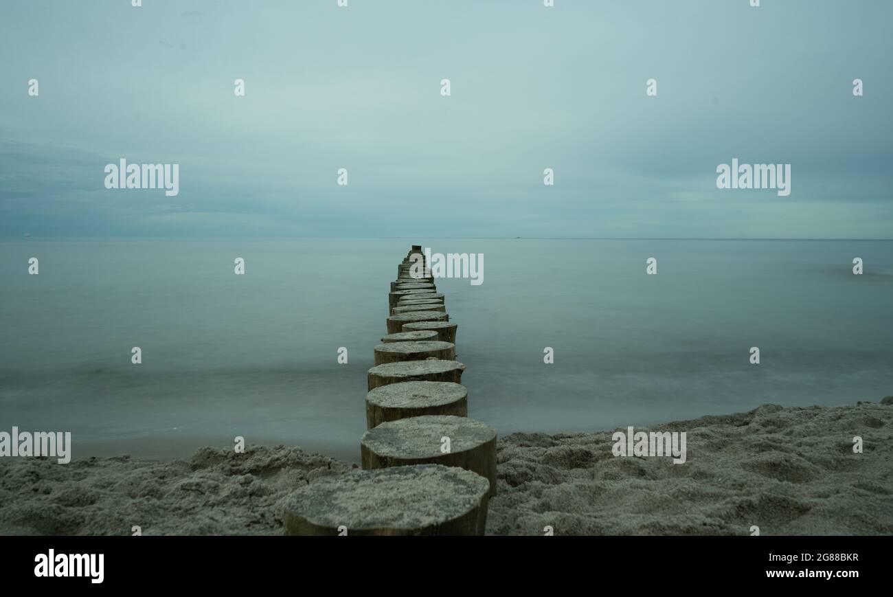 Groynes à la mer baltique allemande, exposition au temps Banque D'Images