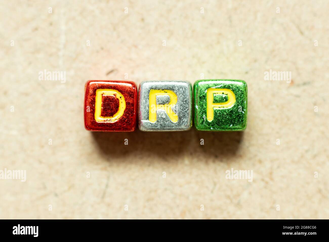 Lettre en forme d'alphabet de couleur métallique dans le mot DRP (abréviation du plan de reprise après sinistre, planification des ressources de distribution, plan de réinvestissement des dividendes, Banque D'Images