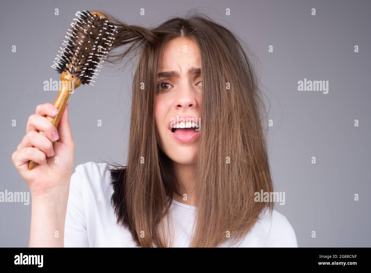 Gros plan perte de cheveux, chute de cheveux dans la brosse à cheveux,  problème de stress de la femme avec un peigne Photo Stock - Alamy
