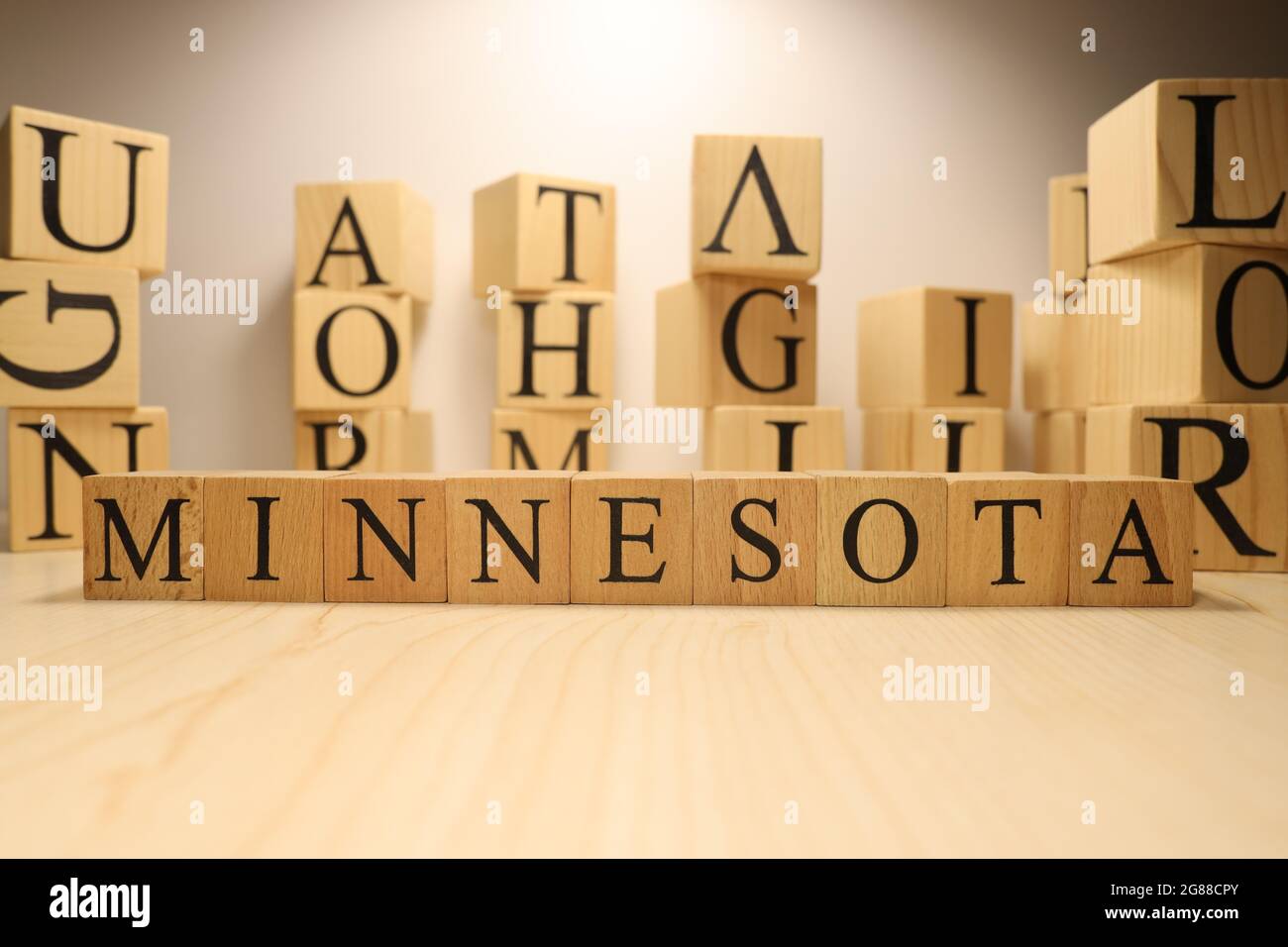 Le mot Minnesota a été créé à partir de cubes de lettre en bois. Villes et mots. Gros plan. Banque D'Images
