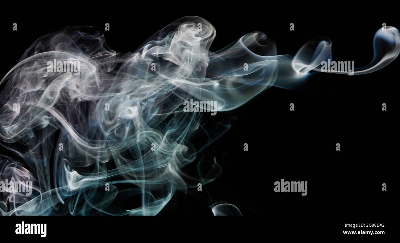 Ligne de soie fumée bleue sur fond noir isolé Banque D'Images