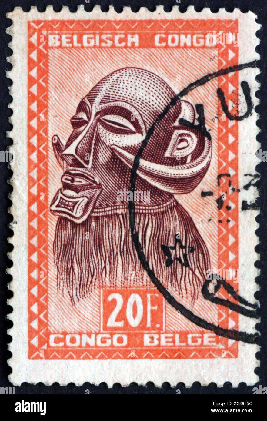 CONGO BELGE - VERS 1948 : un timbre imprimé au Congo belge montre Mbowa, masque du bourreau avec cornes de buffle, tribu Baluba, vers 1948 Banque D'Images