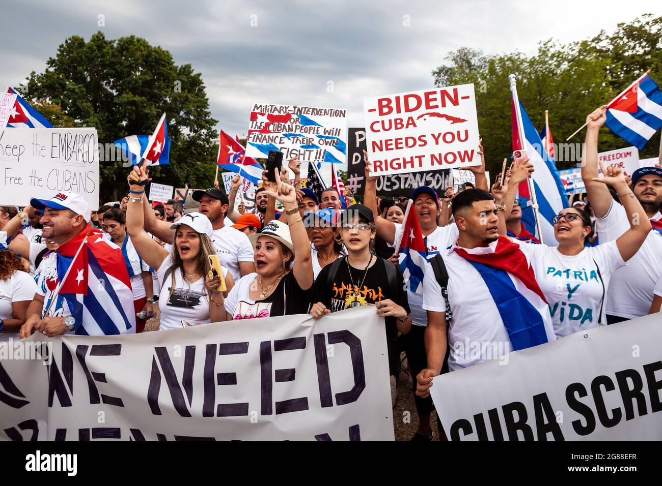 Washington, DC, Etats-Unis, 17 juillet 2021. En photo : des milliers de personnes se rassemblent devant la Maison Blanche en solidarité avec le peuple cubain. Les manifestants ont exigé l'intervention des États-Unis pour libérer Cuba. Crédit : Allison Bailey / Alamy Live News Banque D'Images
