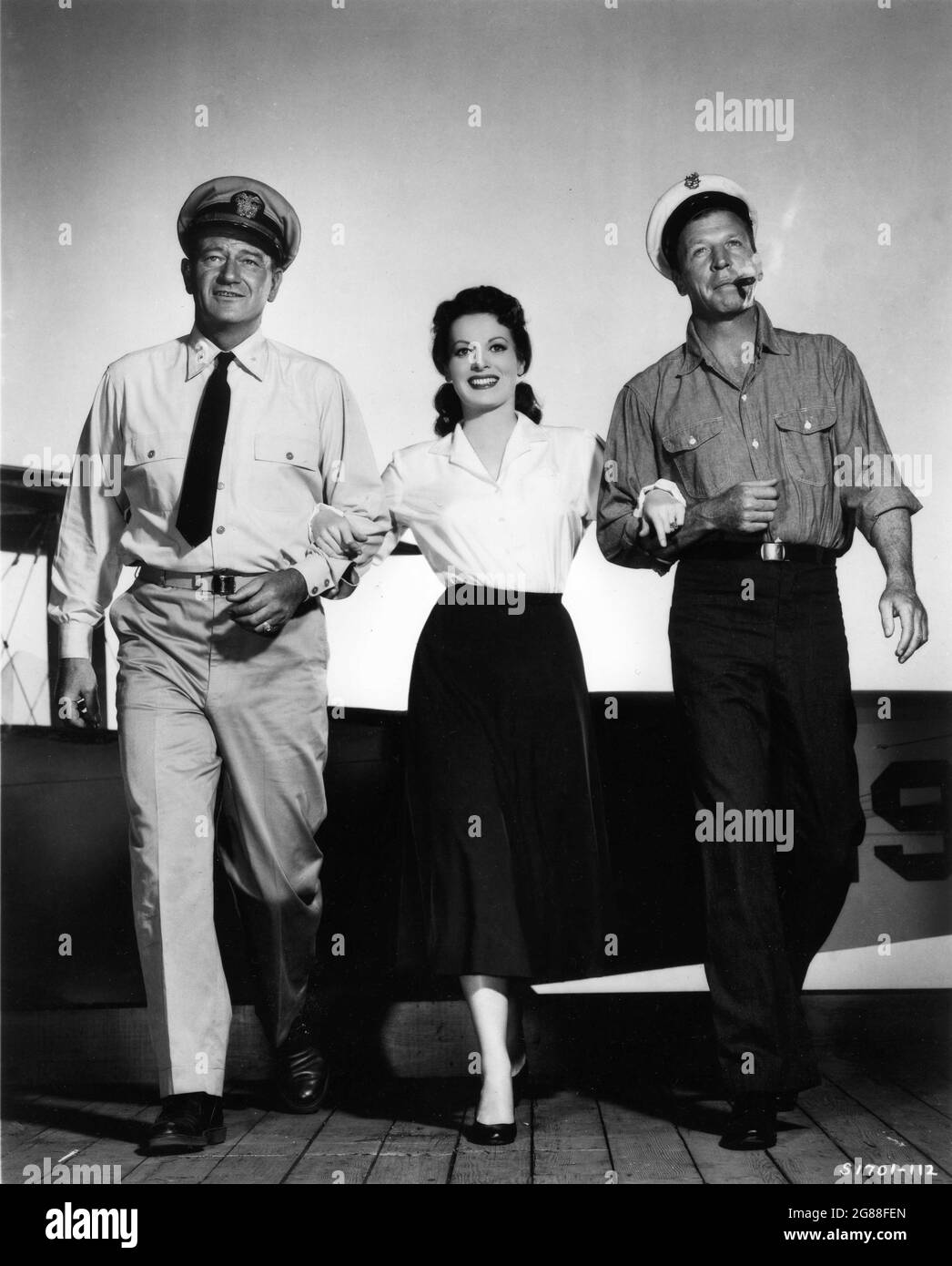 JOHN WAYNE comme Frank Wead MAUREEN O'HARA comme min Wead et DAN DAILEY portrait publicitaire pour LES AILES DU réalisateur D'AIGLES 1957 JOHN FORD scénario Frank Fenton et William Wister Haines basé sur la vie et les écrits de Frank W. 'Scog' Wead Metro Goldwyn Mayer Banque D'Images