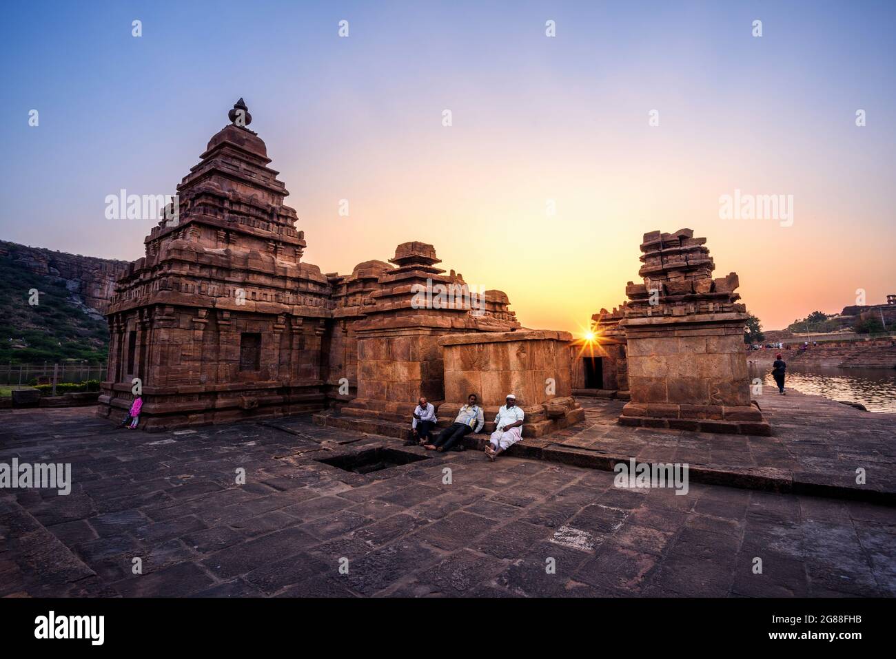 Badami, Karnataka, Inde - 10 janvier 2020 : UN groupe de temples de Bhuthantha à l'extrémité est du lac Agastya Tirtha à Badami, Karnataka, Inde Banque D'Images