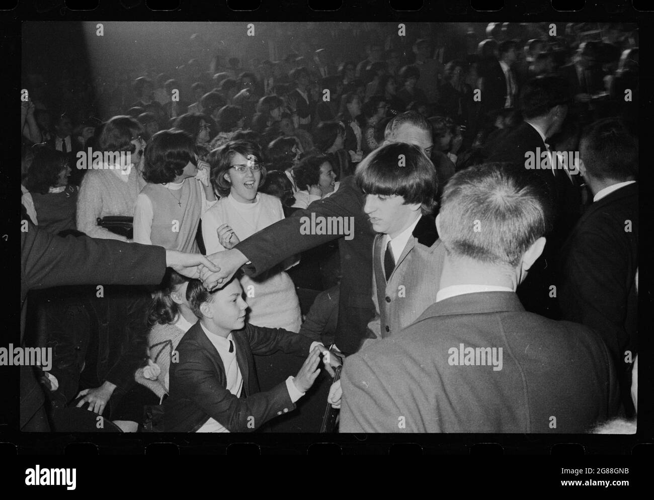 Beatles fans au Washington Coliseum, le 11 février 1964. Crier les fans dans le public. Ringo Starr à pied. Trikosko, Marion S., photographe. Banque D'Images