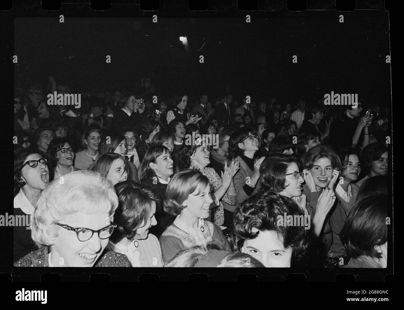 Beatles fans au Washington Coliseum, le 11 février 1964. Crier et crier les femmes dans le public. Trikosko, Marion S., photographe. Banque D'Images