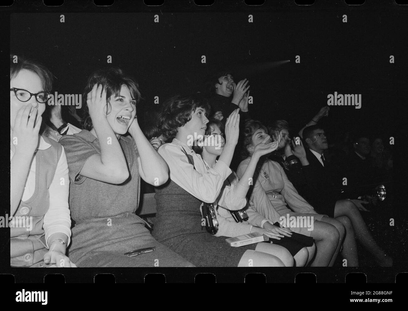 Beatles fans au Washington Coliseum, le 11 février 1964. Crier et crier les femmes dans le public. Trikosko, Marion S., photographe. Banque D'Images