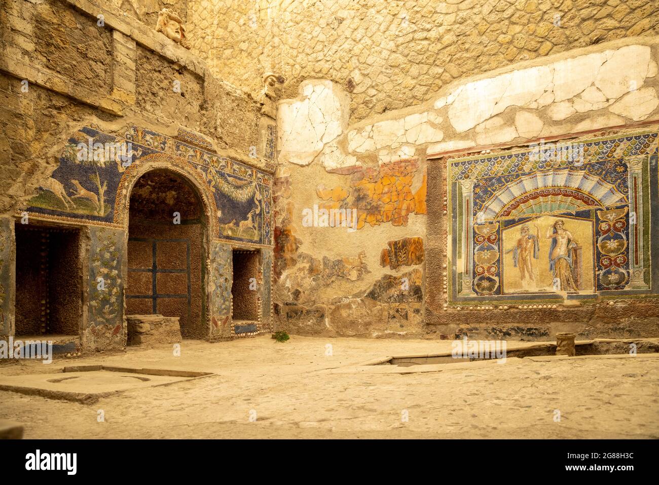 Une mosaïque romaine sur un mur dans la Maison de Neptune et Amphitrite.Ruines de l'ancienne ville romaine Ercolano - Herculanum, détruite par l'éruption du volcan Banque D'Images
