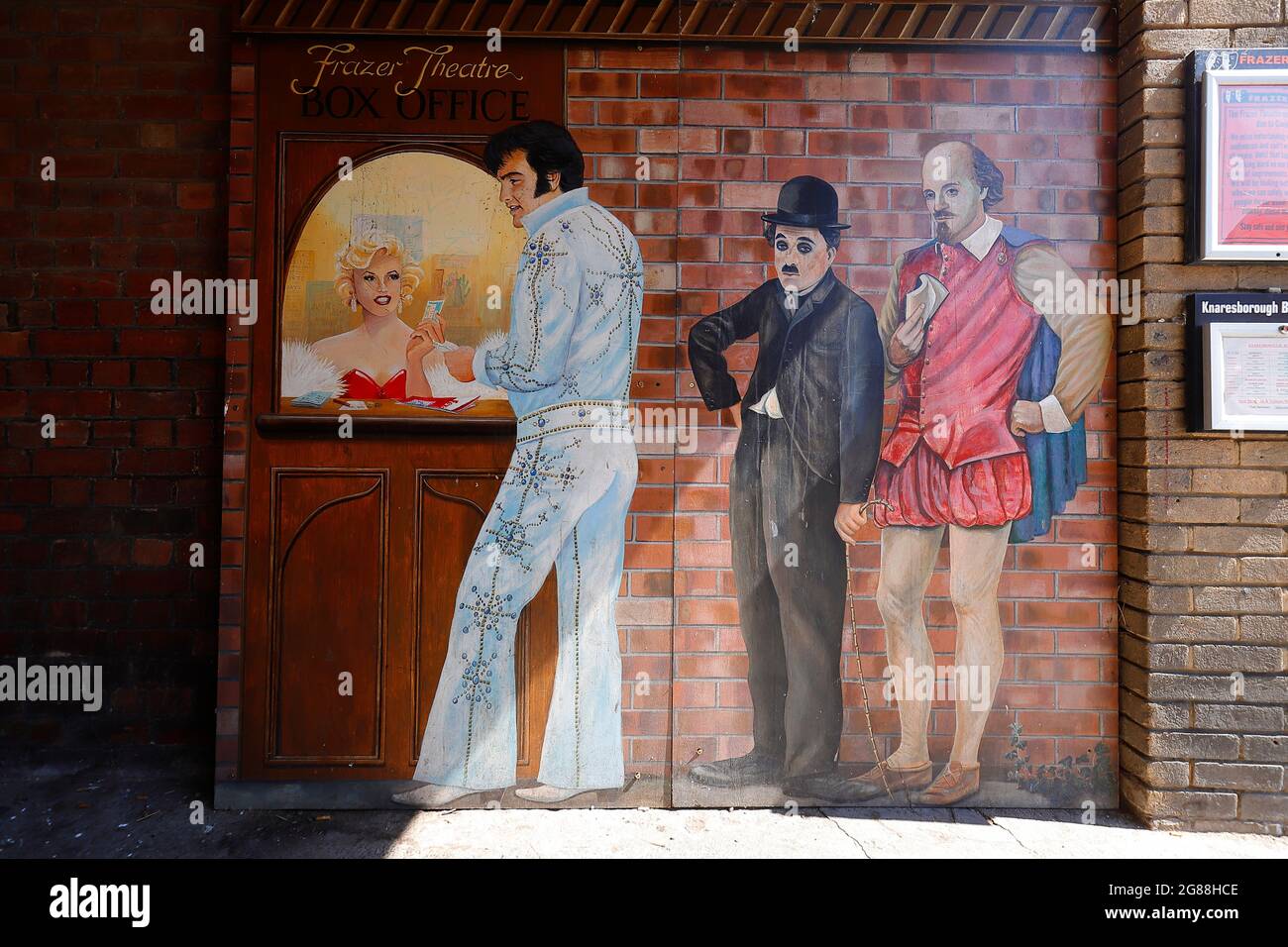 Une fresque présentant Marilyn Monroe, Elvis Presley, Charlie Chaplin et William Shakespeare au Frazer Theatre de Knaresborough, North Yorkshire, Royaume-Uni Banque D'Images