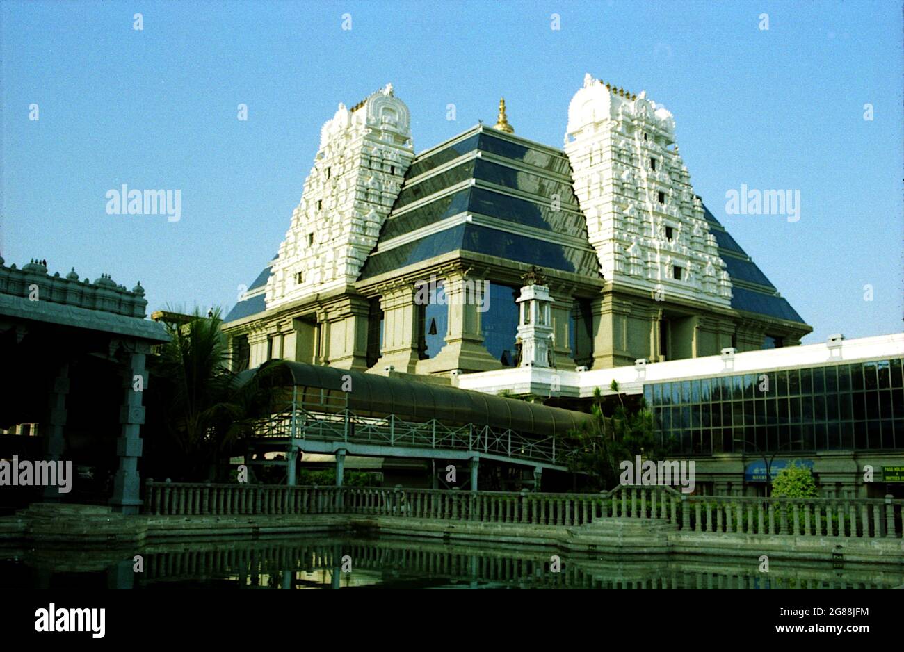 Vue de coin du temple ISKCON moderne à Bengaluru à Karnataka, Inde, Asie Banque D'Images