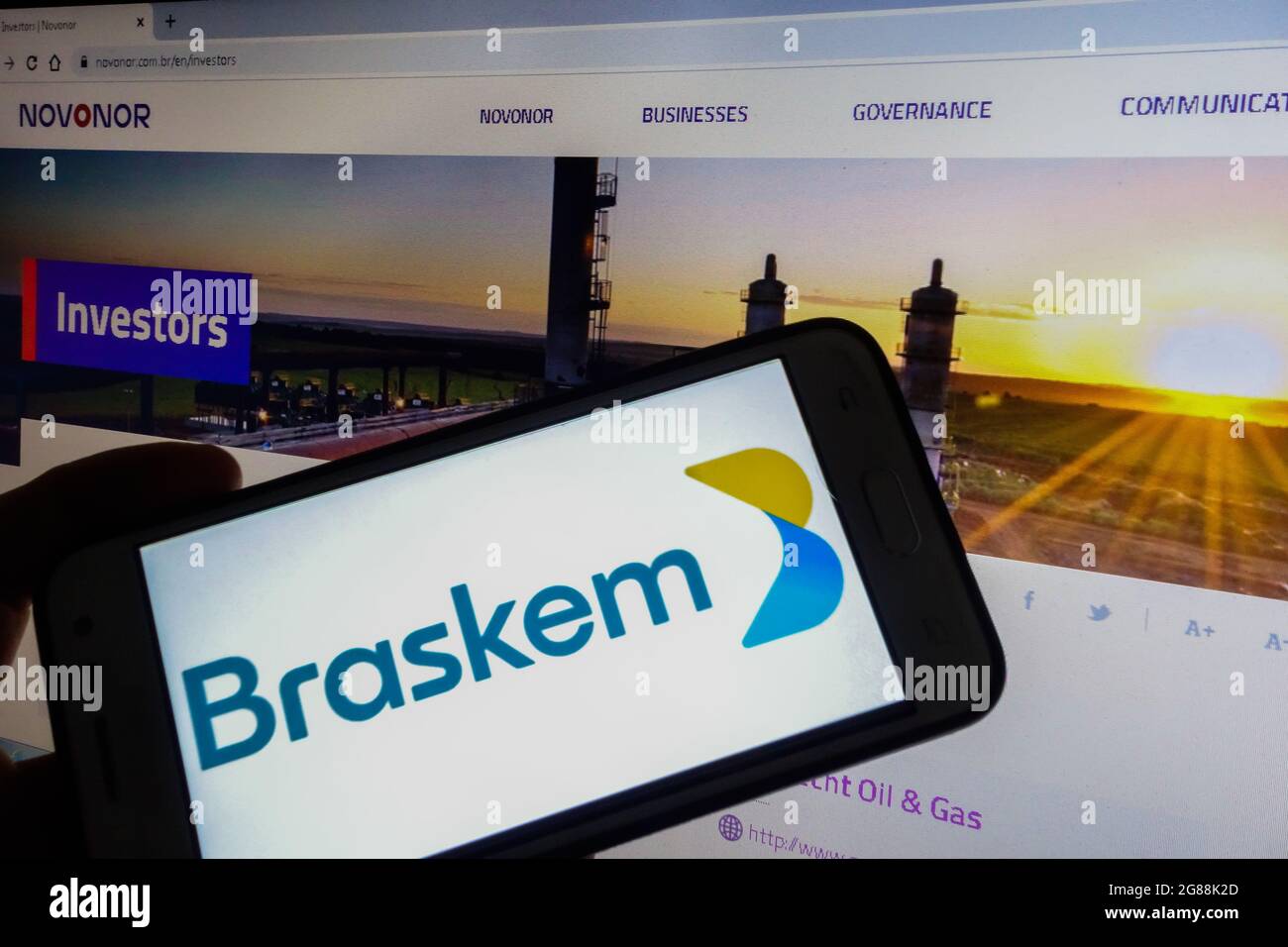 SAO PAULO, BRÉSIL - 02 juin 2021 : le logo Braskem sa est visible sur l'écran du smartphone avec la page Web de la holding Novonor en arrière-plan Banque D'Images