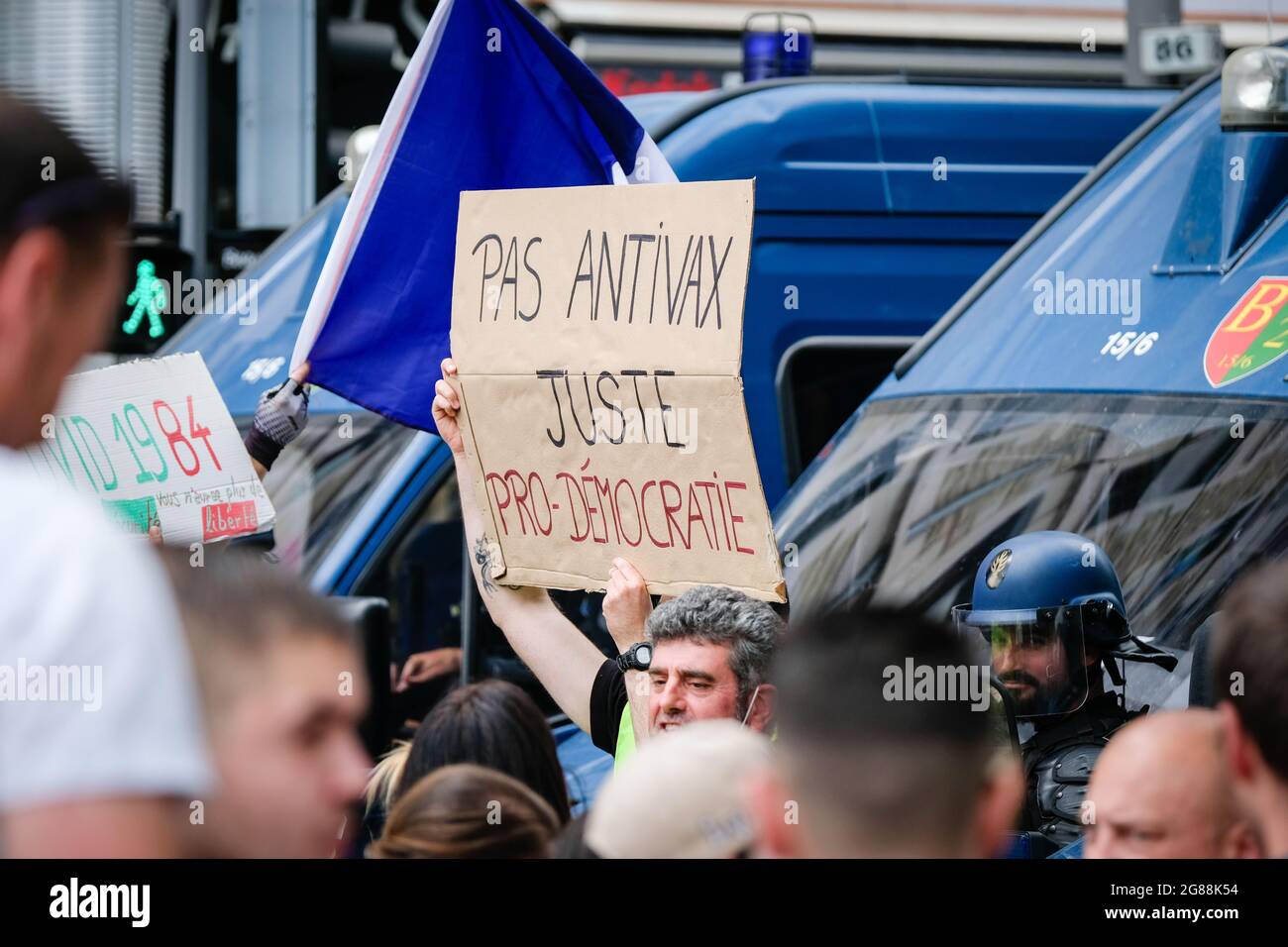 Lyon (France), 17 juillet 2021. Selon la préfecture, la manifestation anti-sanitaire avec 900 manifestants a été bloquée par les forces d'orde Banque D'Images