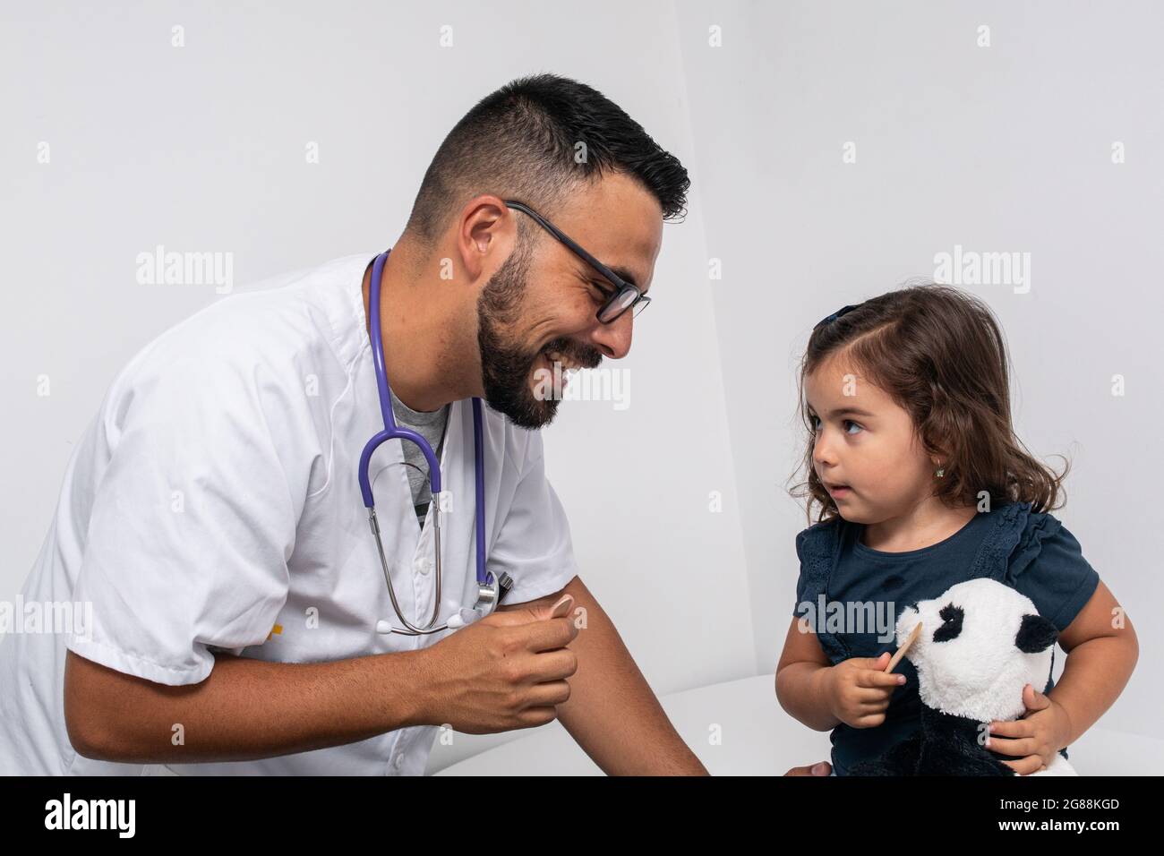 Médecin pédiatrique examinant la gorge d'une fille de 3 ans Banque D'Images