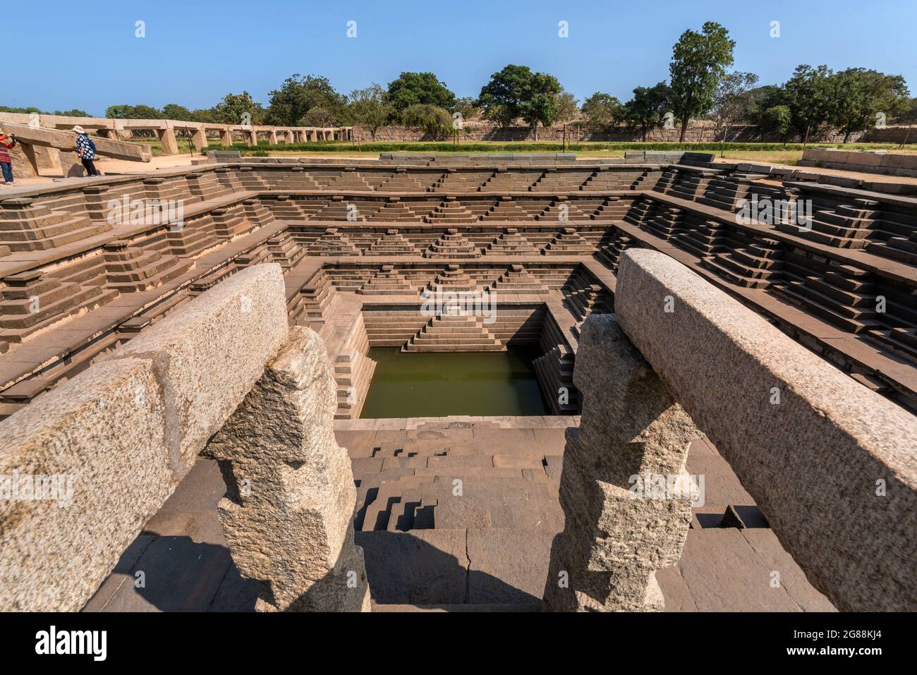 Hampi, Karnataka, Inde - 14 janvier 2020 : réservoir d'eau carré à pas symétrique (Stepwell) à l'intérieur de l'enceinte royale à Hampi. Banque D'Images