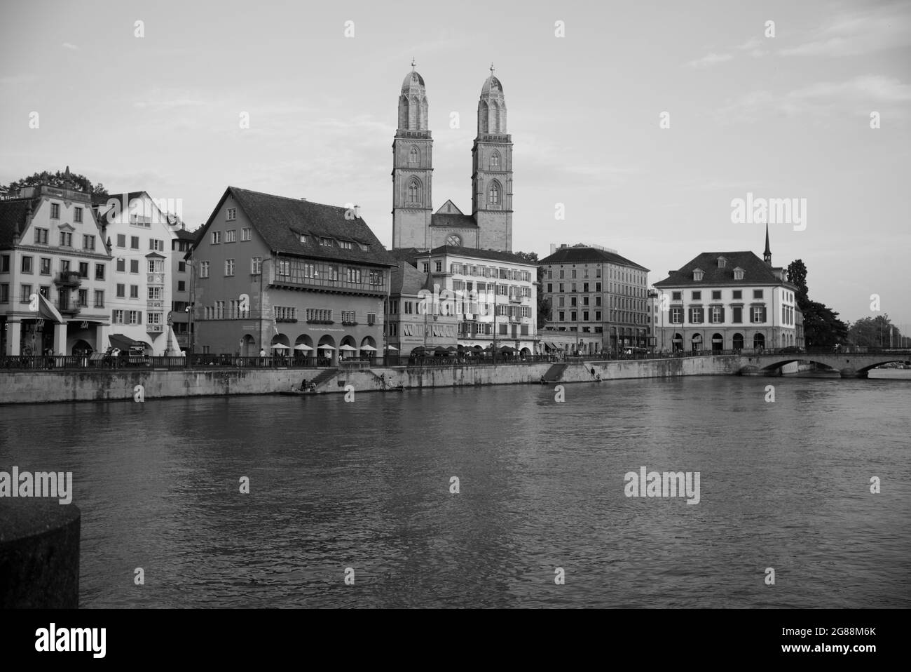 Ville emblématique de Zurich, Grossmunster vu en arrière-plan, Suisse Banque D'Images