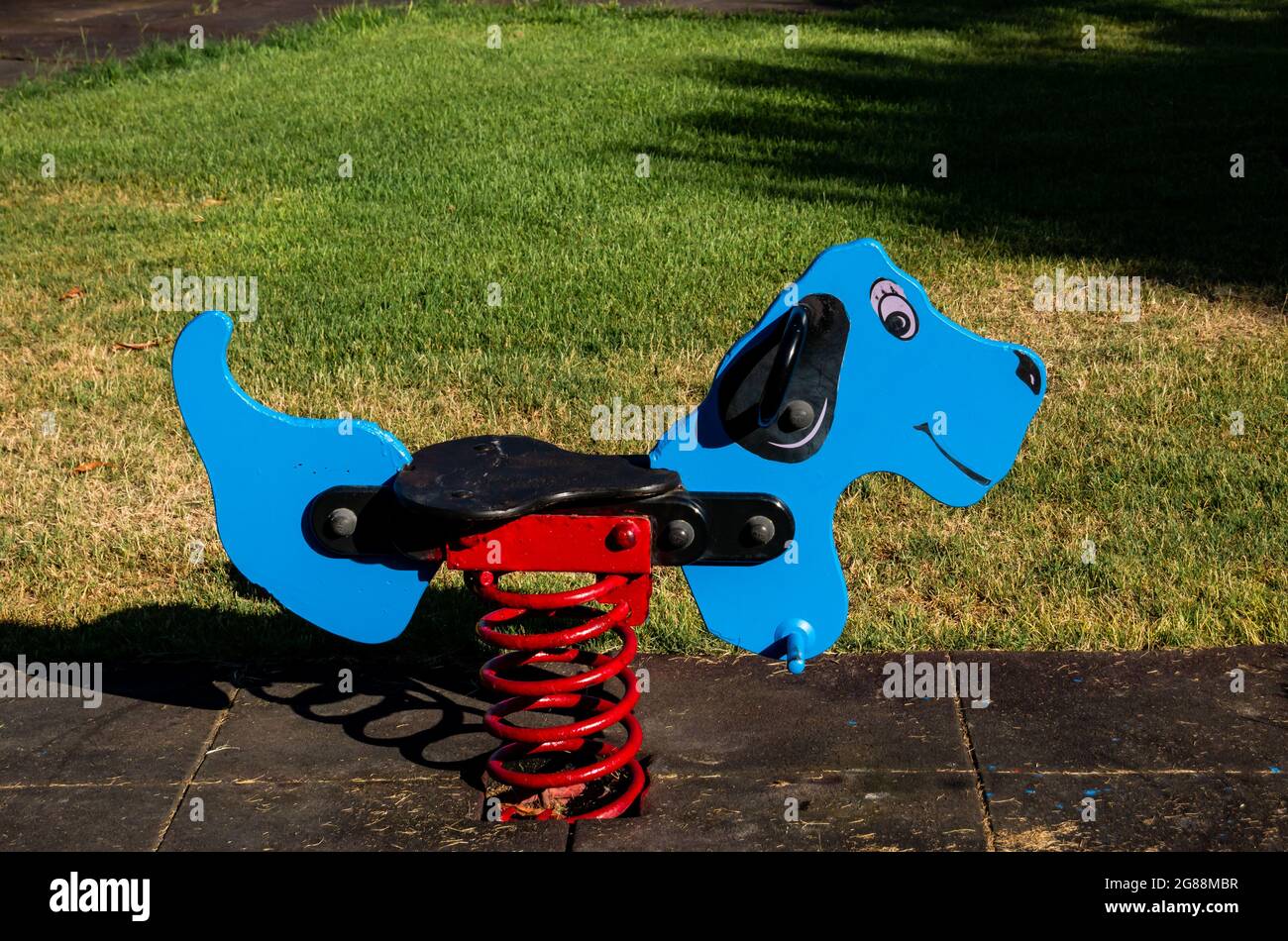 Blue Swing chien jouet balançoire pour enfants Banque D'Images