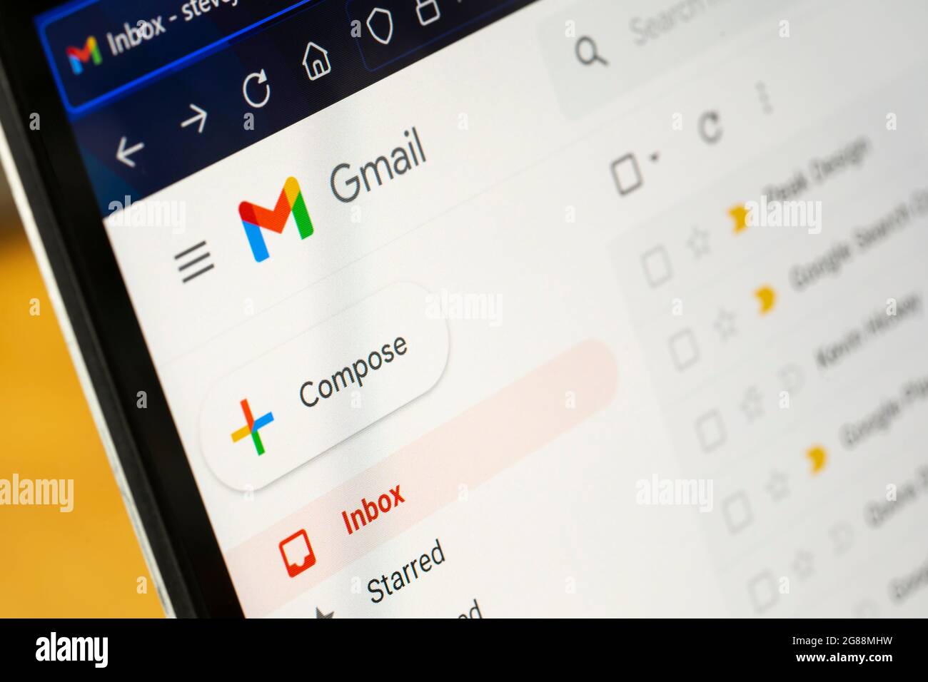 Gros plan sur l'écran d'accueil d'un compte de messagerie Google Gmail dans le navigateur Web Firefox sur l'écran d'un ordinateur portable Banque D'Images