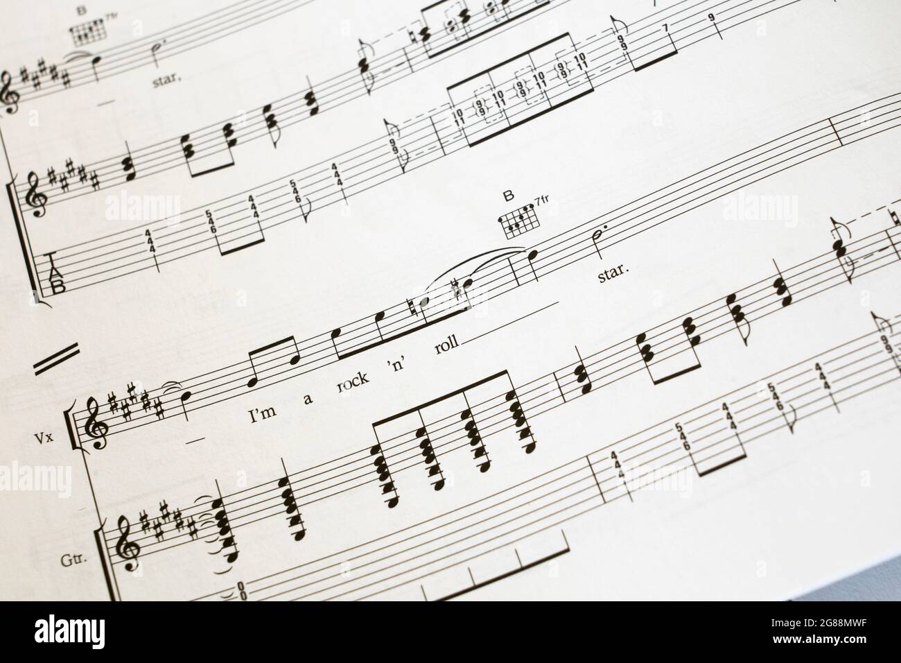 Un onglet guitare / livre de tablature montrant les paroles et les notes de musique écrites pour la chanson Oasis Rock 'n' Roll Star de leur premier album certainement peut-être Banque D'Images
